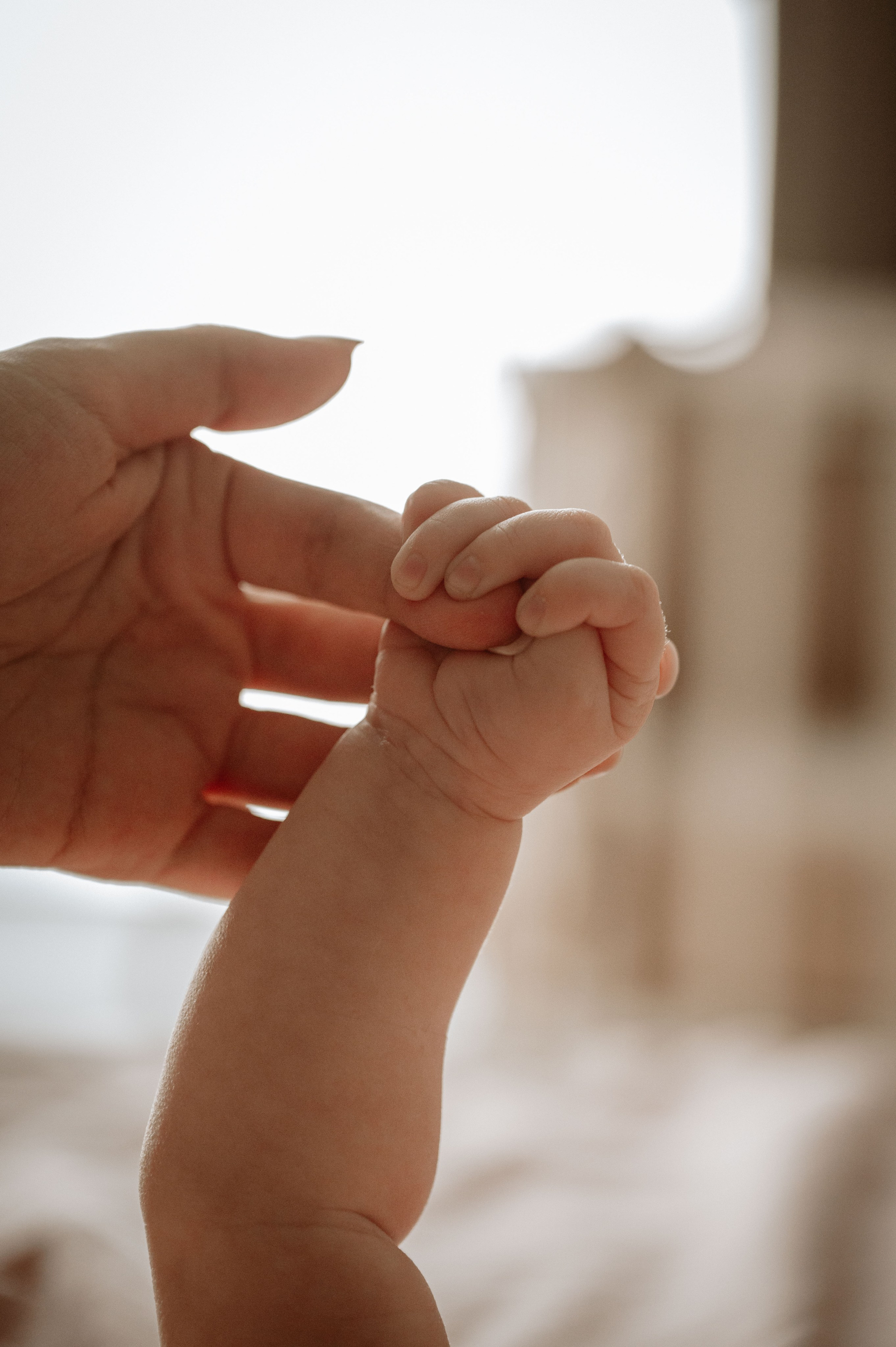 Малышка Зои с мамой и бабушками. Фотограф беременности и семьи, домашние съемки, Ньюборн