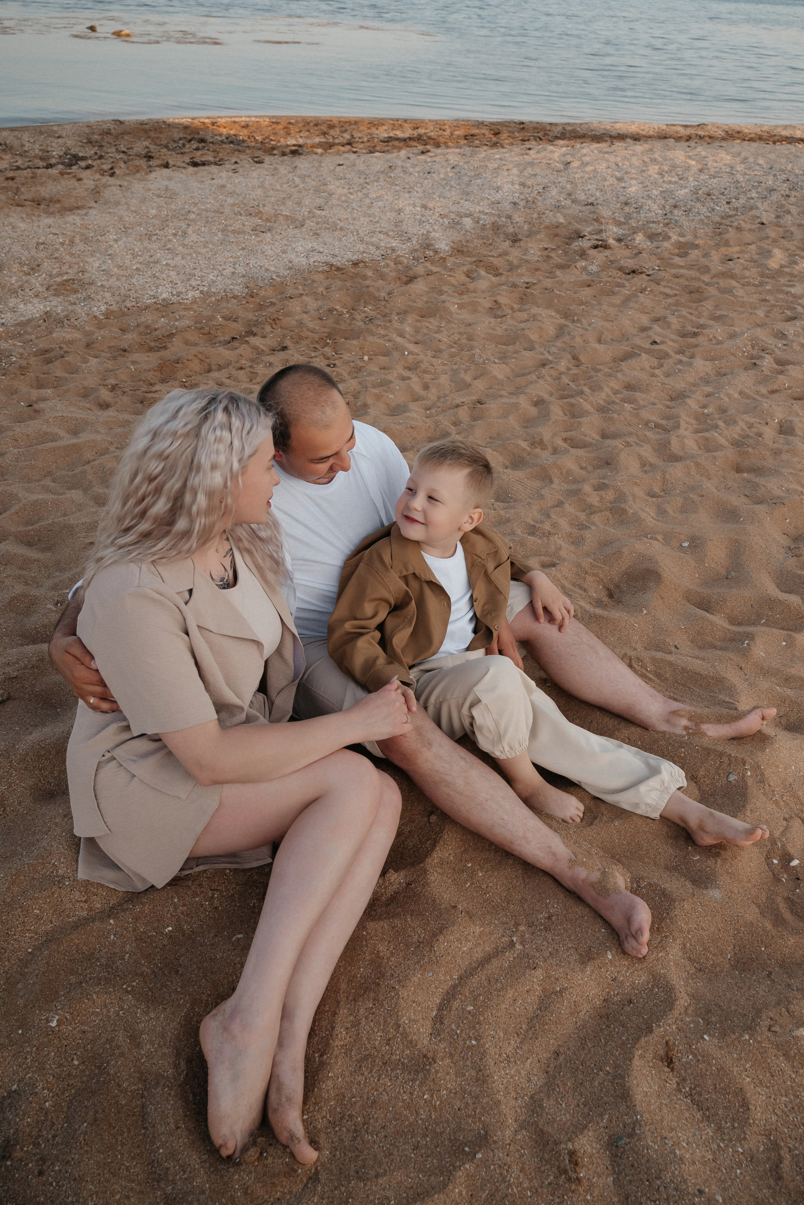 СЕМЕЙНАЯ ФОТОСЕССИЯ НА ПЛЯЖЕ В ФЕОДОСИИ