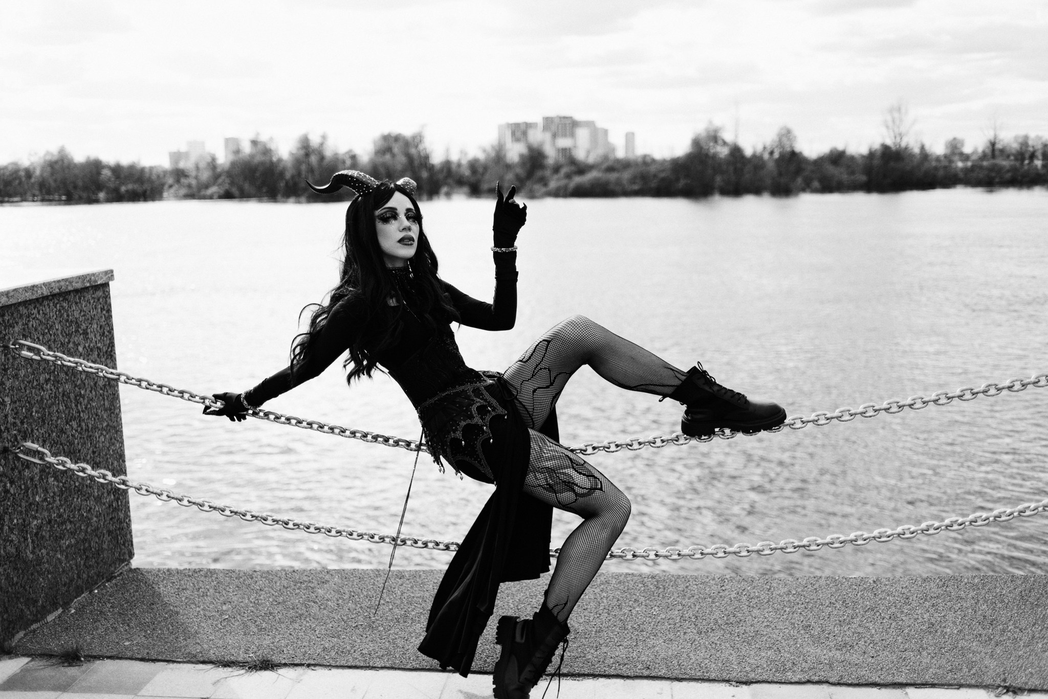 Черно-белый художественный портрет в необычном образе. Атмосферная съемка с жестким светом и тенями.