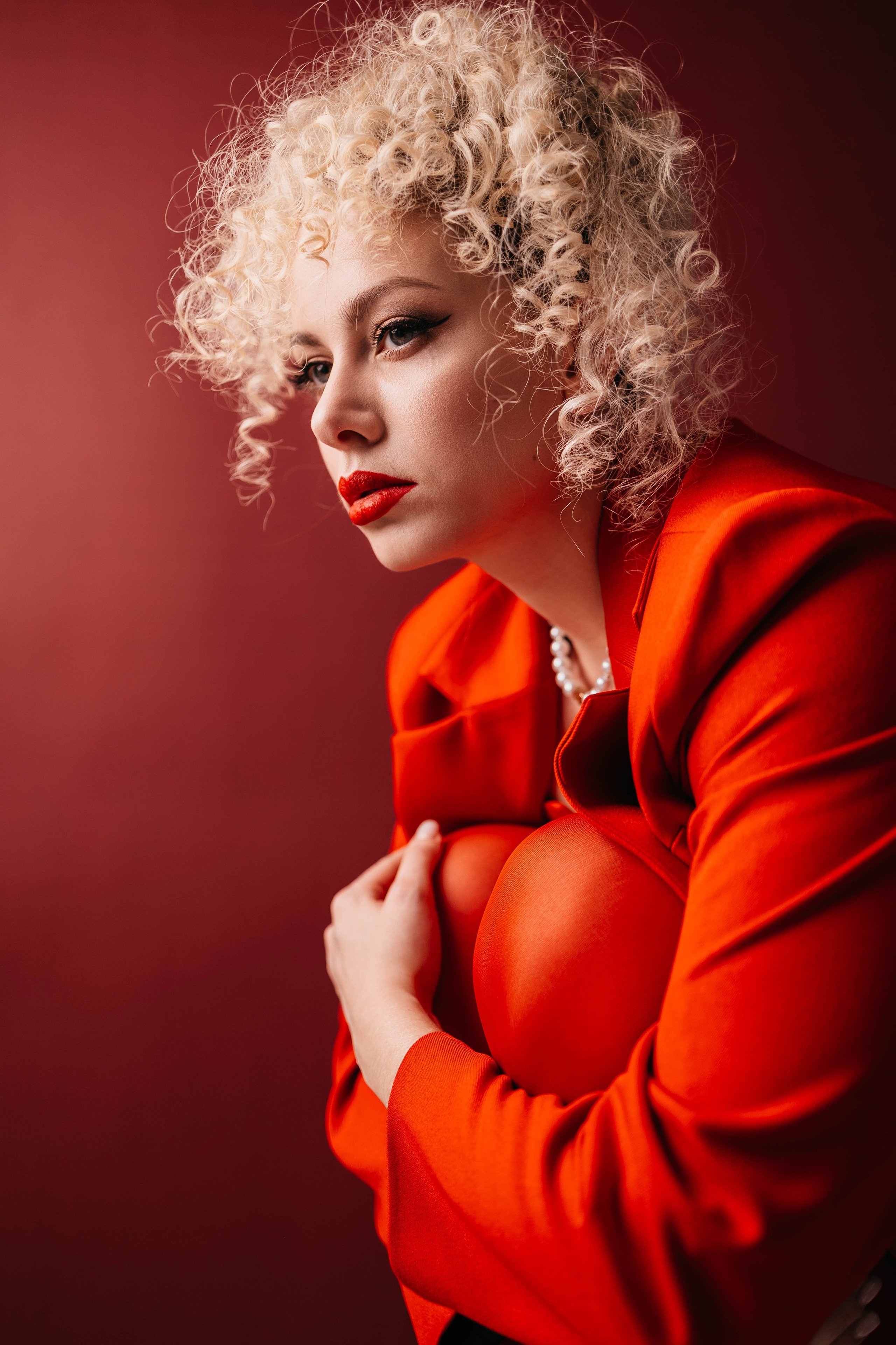Ира в красном. Фотостудия Cute_photostudio в Твери. Фотограф в Твери Лагодная Яна