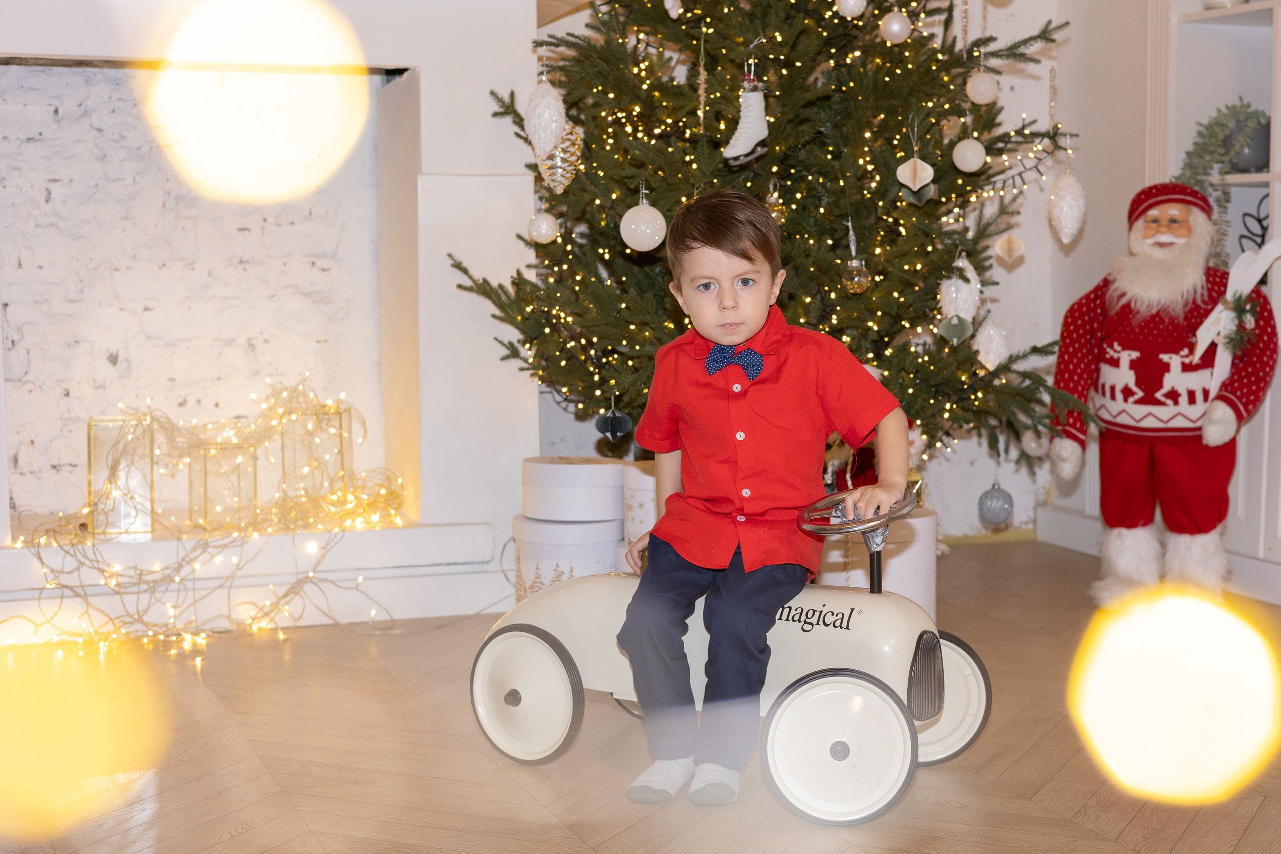 Детская новогодняя фотосессия в студии Ижевска для озорного Данила