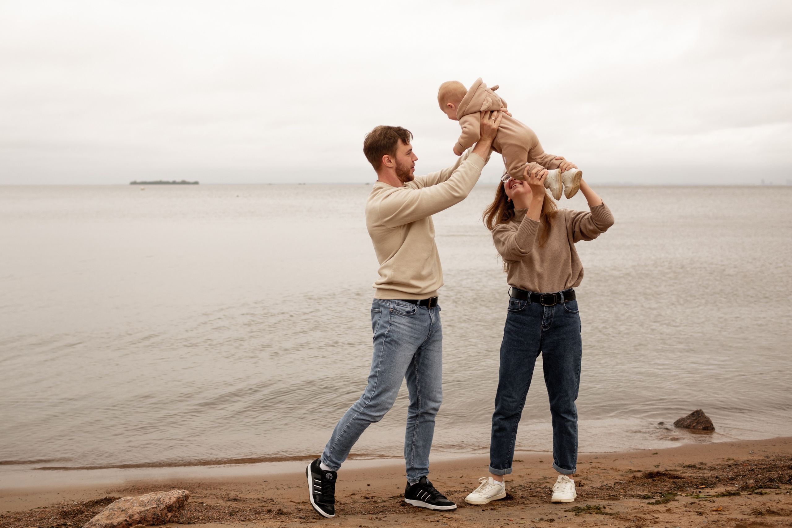 Семейная фотопрогулка на пляже. Свадебный фотограф Кирилл Белый