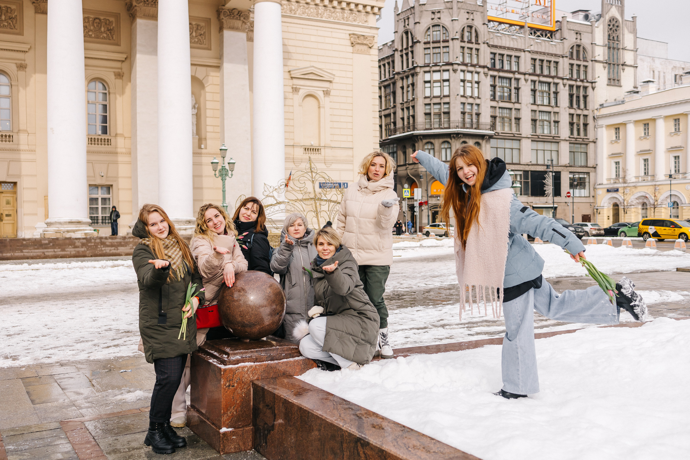 Фотосессия подруг у Большого театра