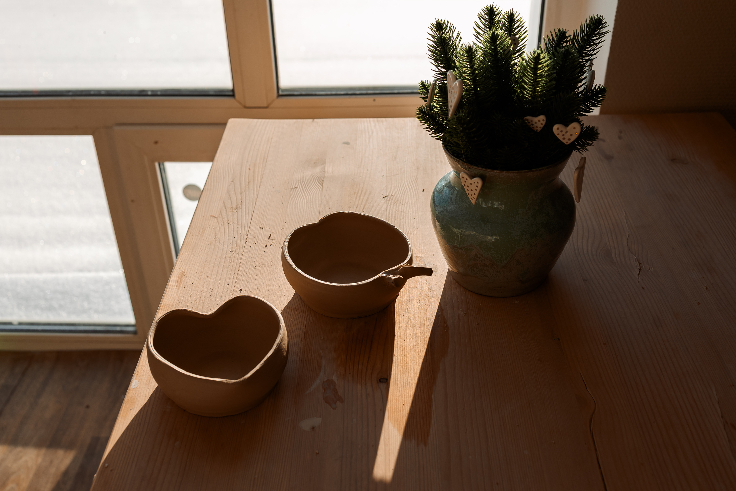 изделия из глины в гончарной мастерской