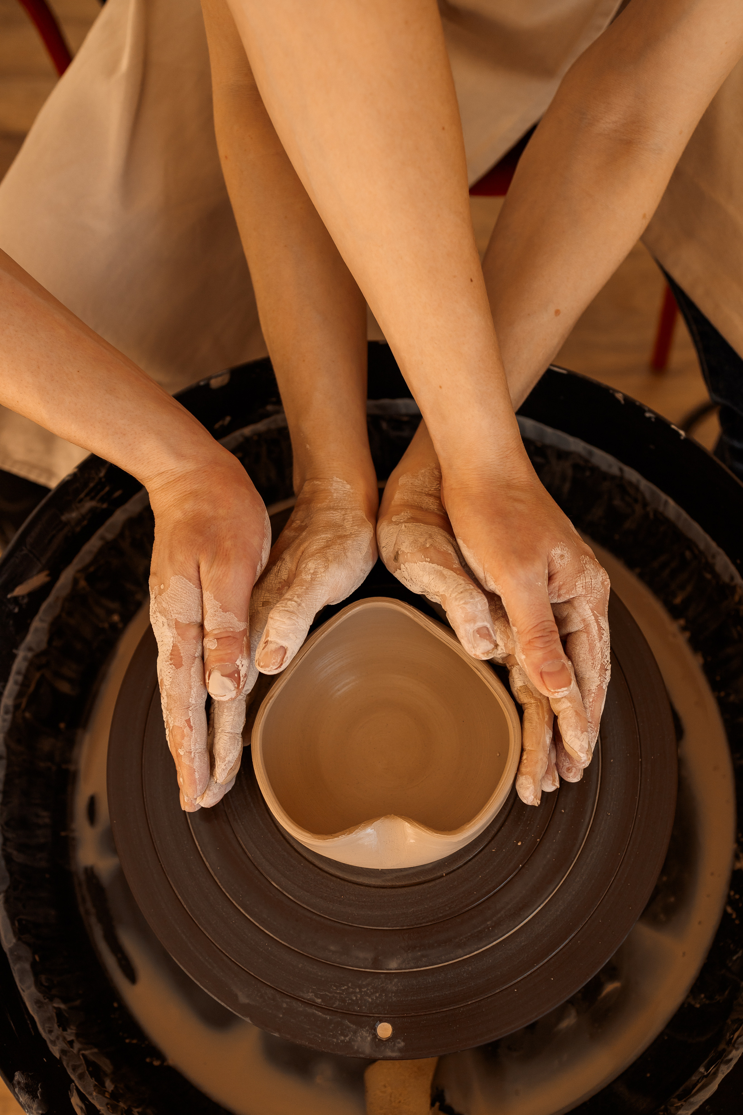 тарелка из глины в форме сердца