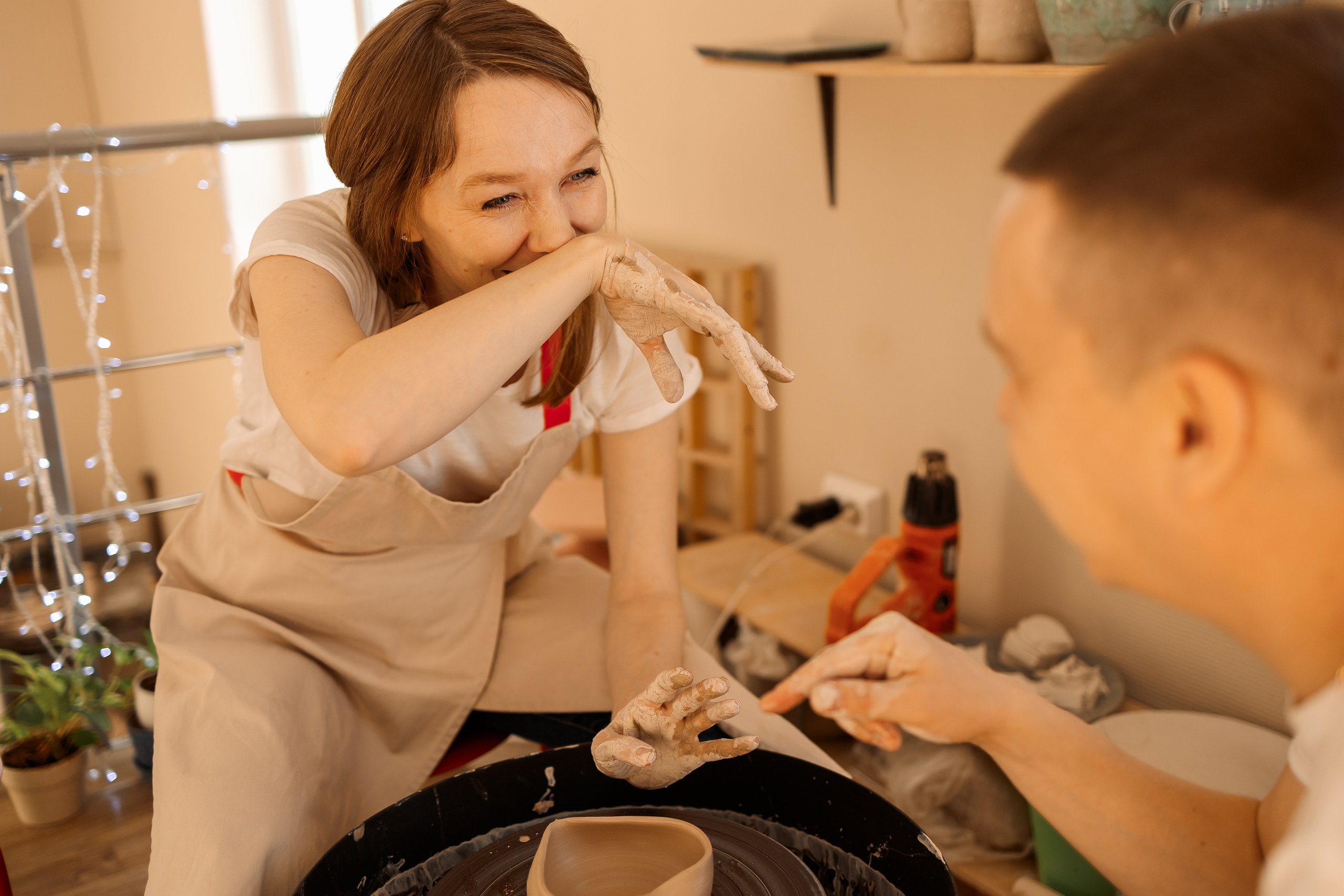 испачкать нос девушки глиной