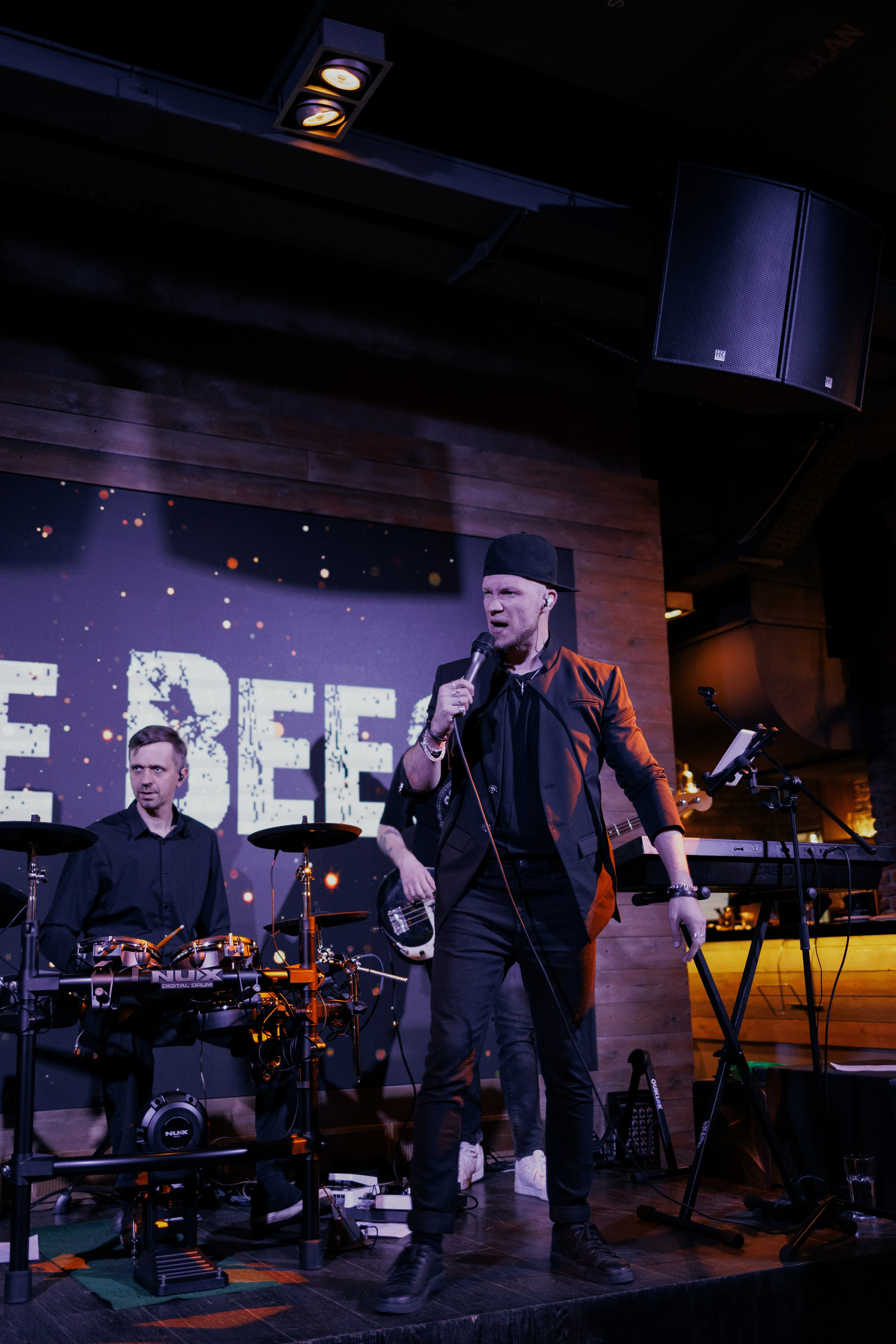Cover band The Bees. Photographer in Turkey — Dari N