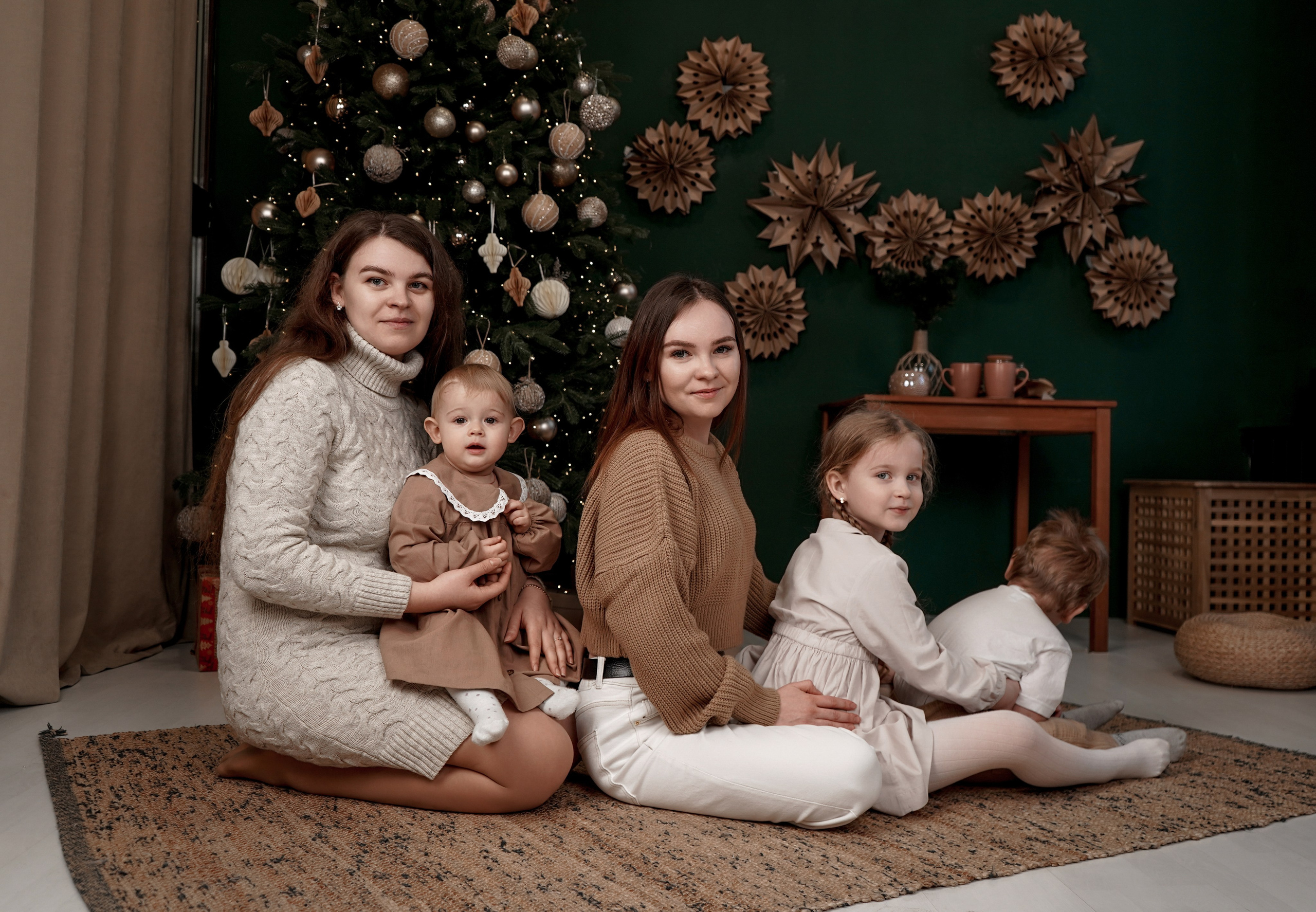 Новогодняя семейная фотосессия в фотостудии Рафинад. Фотограф Ростов-на-Дону и Новочеркасск. Свадебный фотограф в Ростове-на-Дону. Таинство Крещения и Венчания, семейные фотосессии. Алёна Чёботова