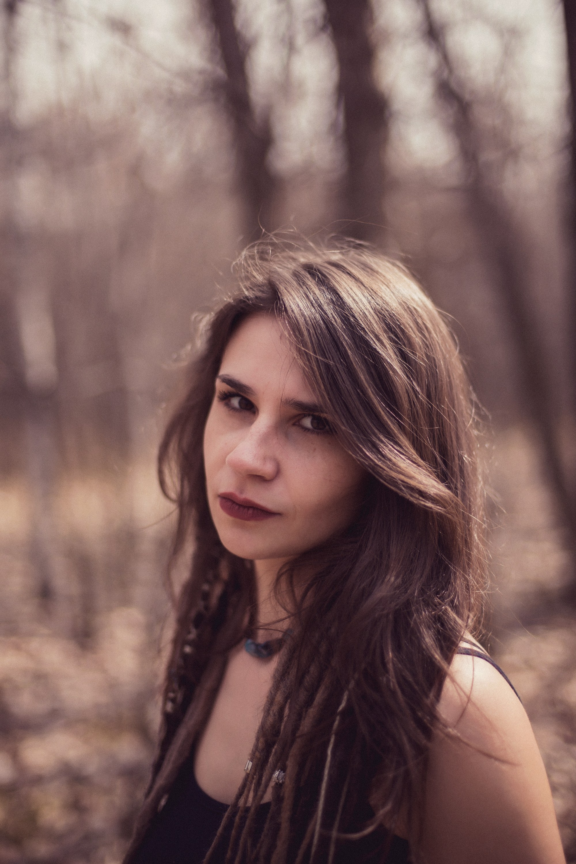 Ксения / лес / Алматы. Фотограф Наталья Гончарова. Снимаю живые портреты в Алматы