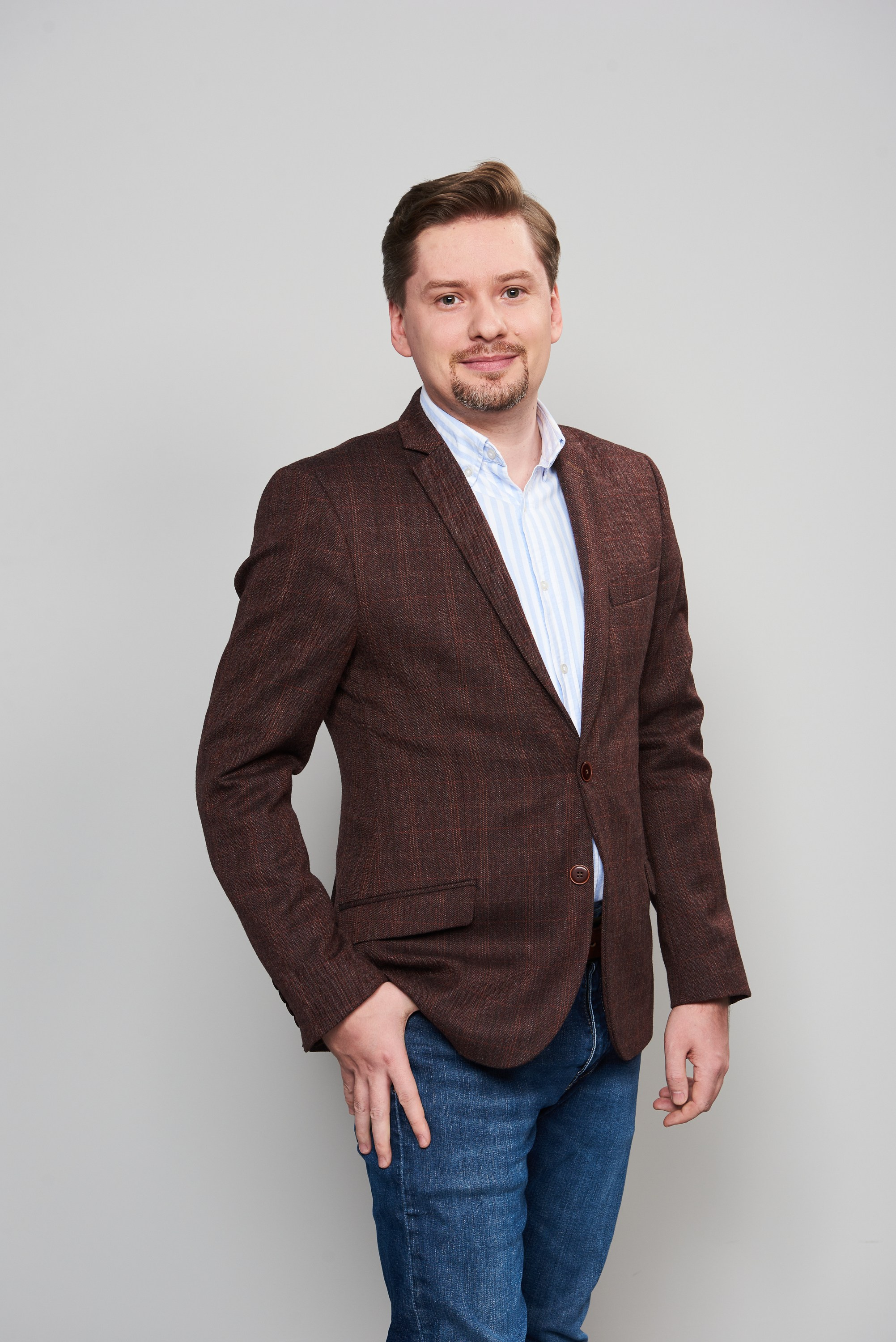 Корпоративный портрет сотрудника на светло-сером фоне, деловая фотосъёмка для компании