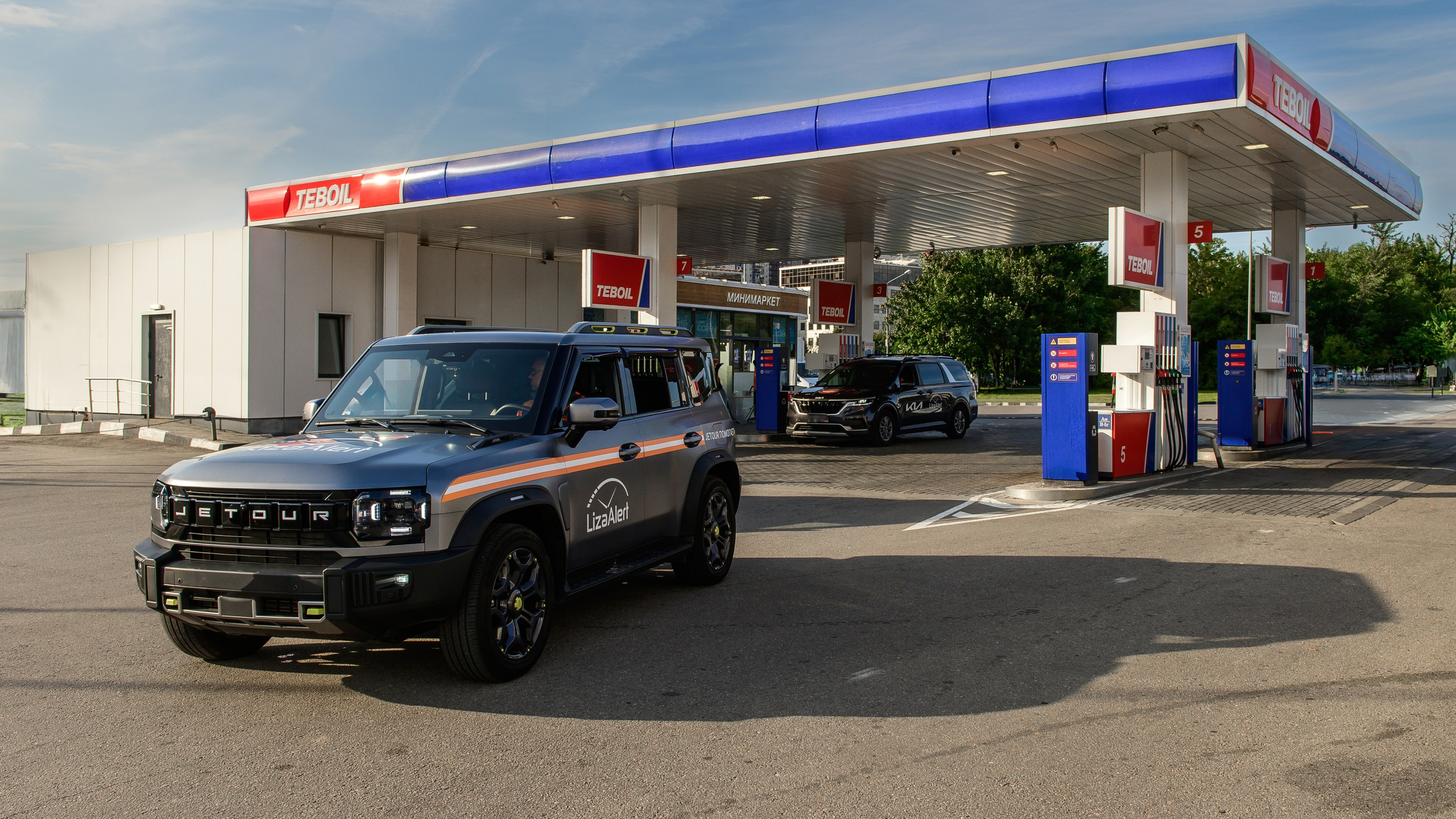 Архитектурная и рекламная съемка АЗС Teboil с автомобилем — брендовый контент для сайта, медиа и корпоративных публикаций