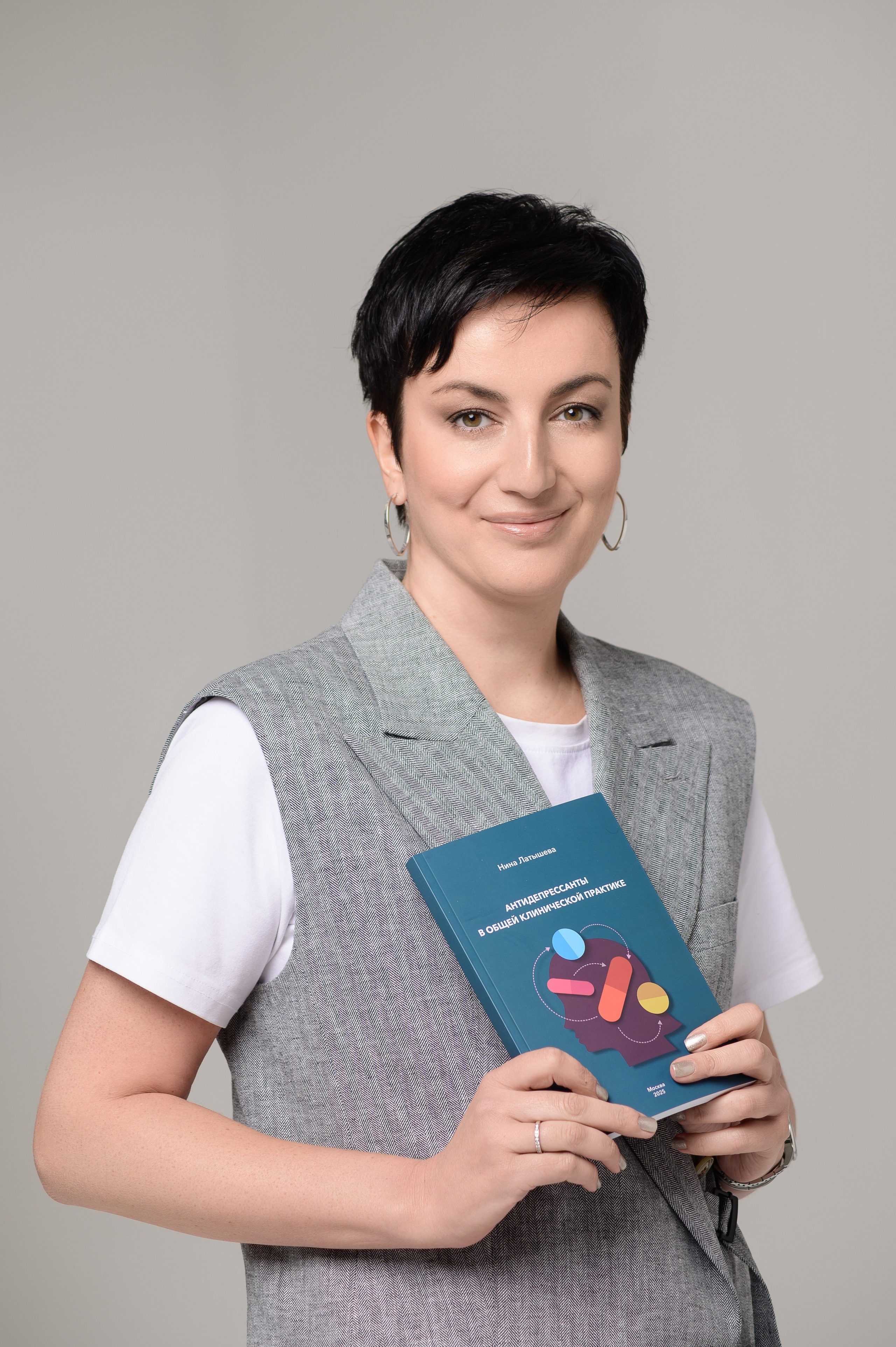 Портрет психоневролога с книгой — экспертная фотосъёмка для личного бренда и медицинского контента