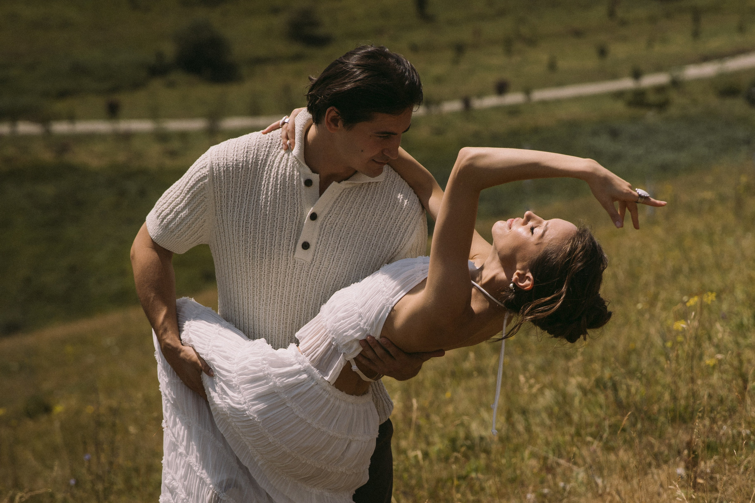 Утро невесты в глэмпинге свадебная фотосессия на Джилы-Су Приэльбрусье. Свадебный, репортажный и портретный фотограф Сочи, Краснодар. Александра Зайцева