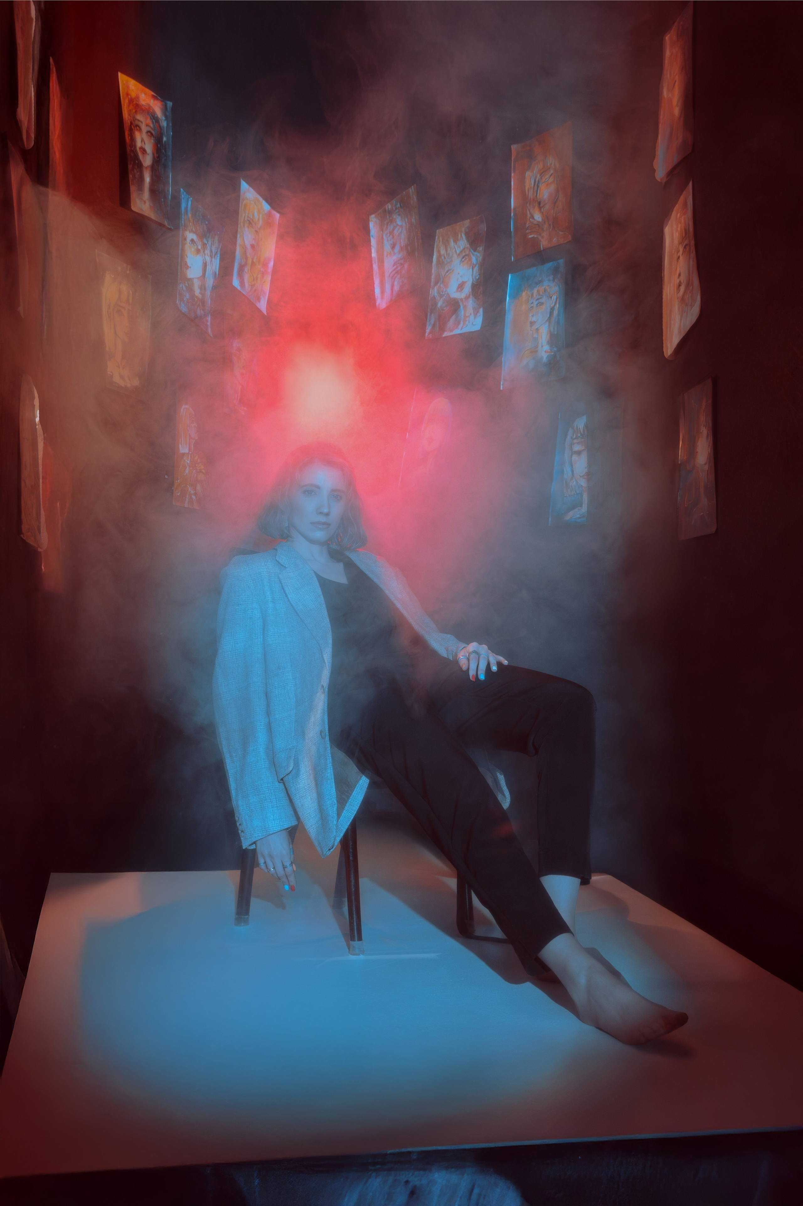 Арт работа, в которой художник заперт в своих произведениях. Он сидит на стуле и вокруг него его картины