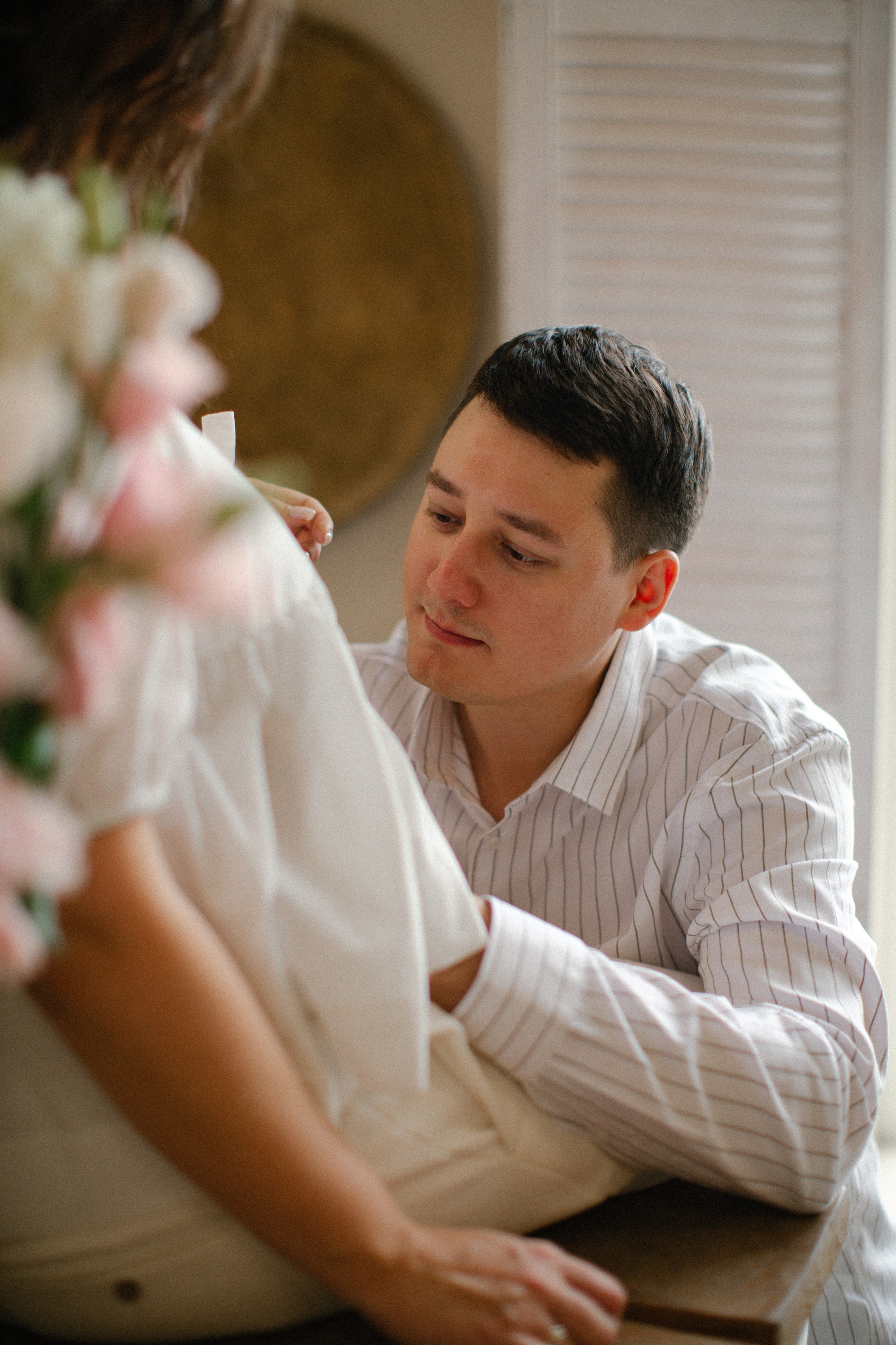 будущий папа смотрит на животик жен