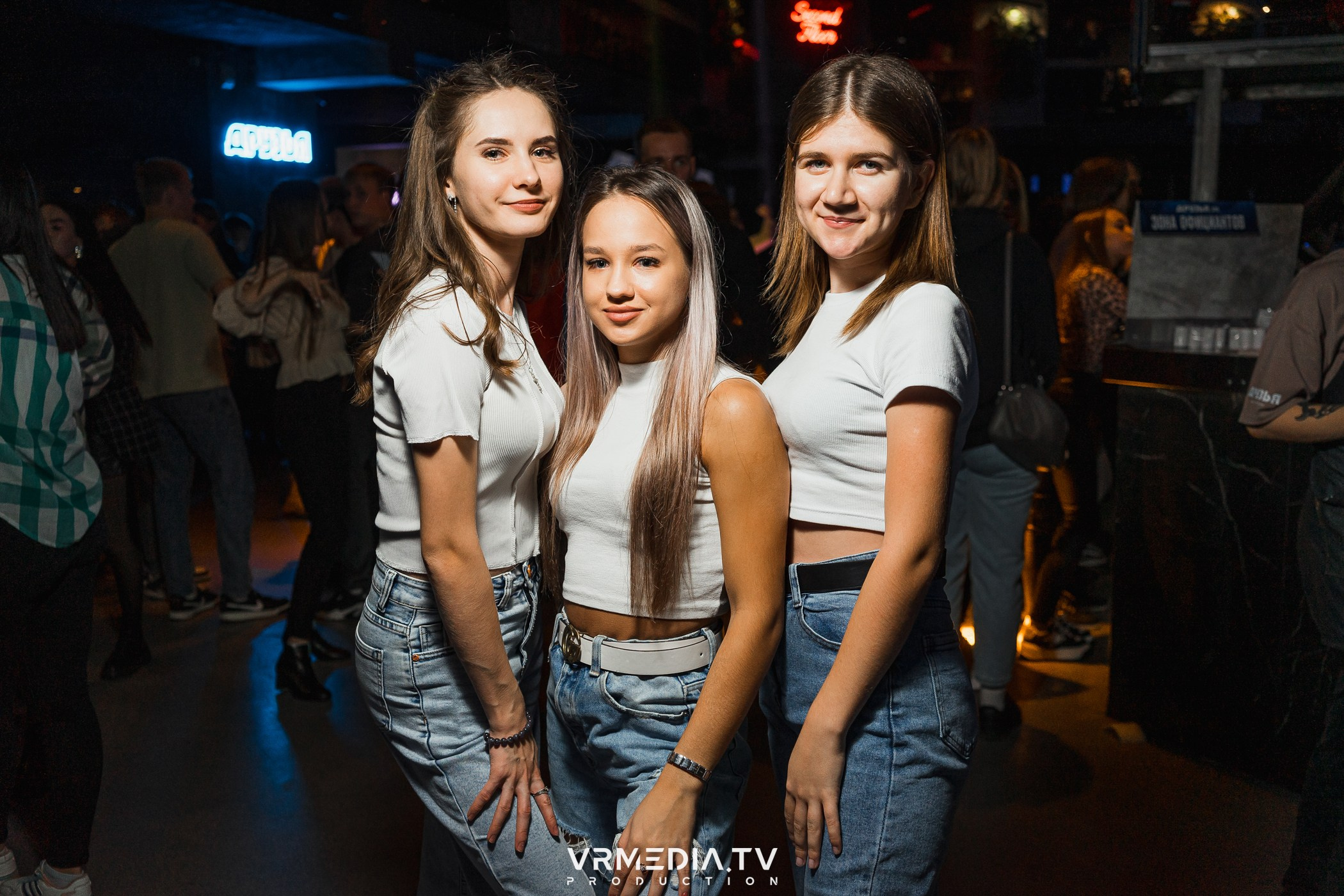 Бумажный дом в баре «Друзья»