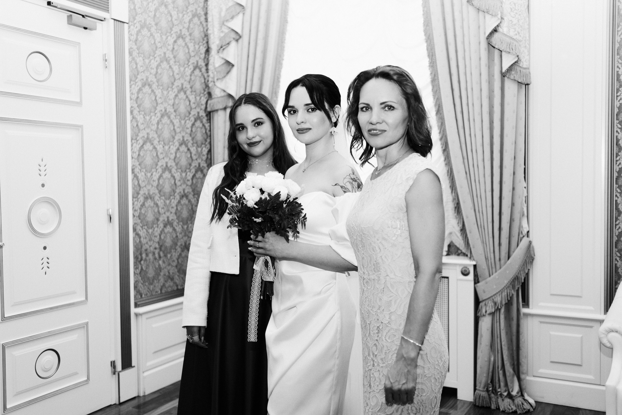 Свадебный фотограф Тюмень — Роман и Ксения: фотосессия с гостями и прогулка в парке. Портретный фотограф Тюмень Дарья Мустафина