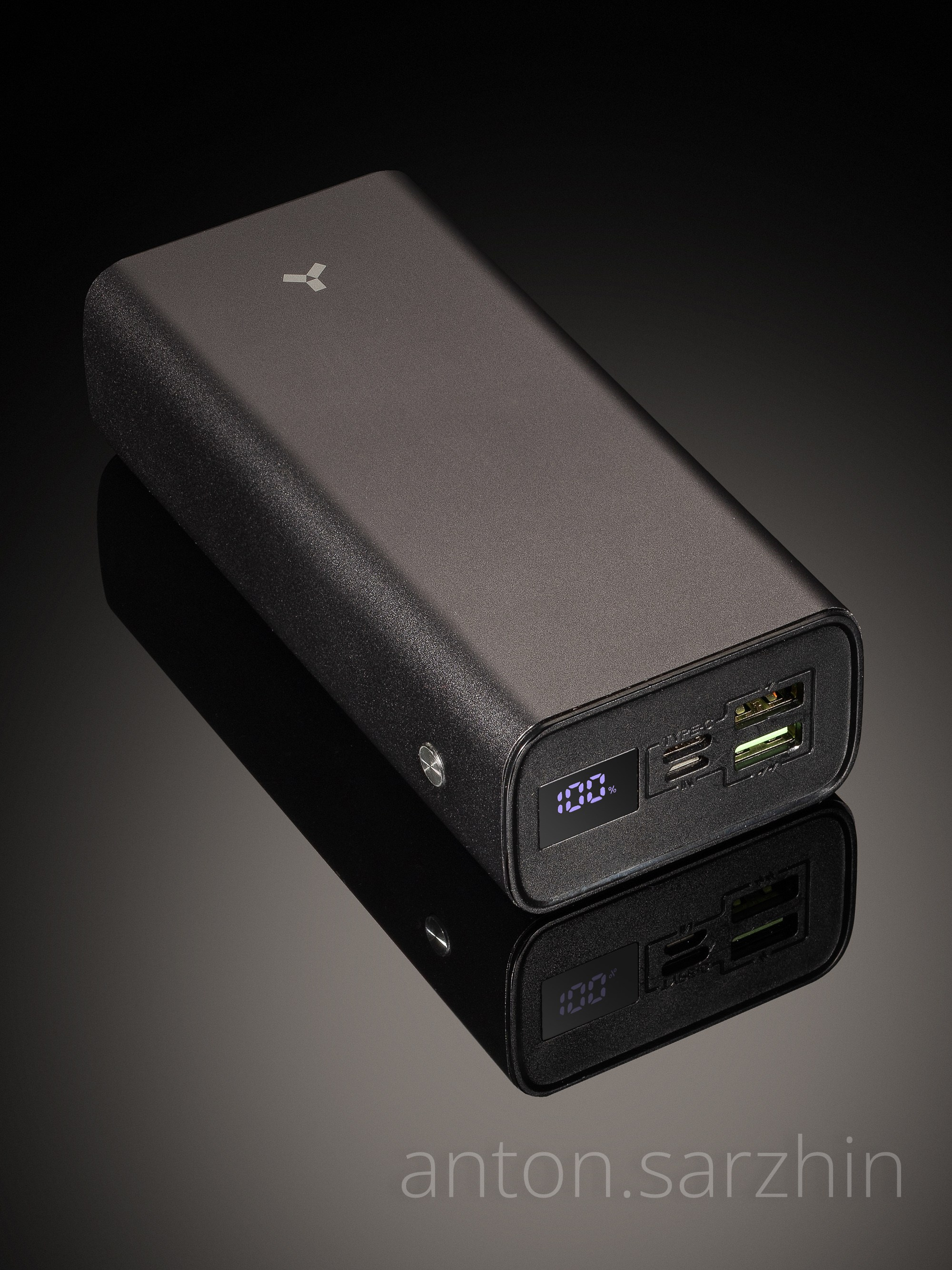 Предметная съемка пауэрбанка на черном фоне