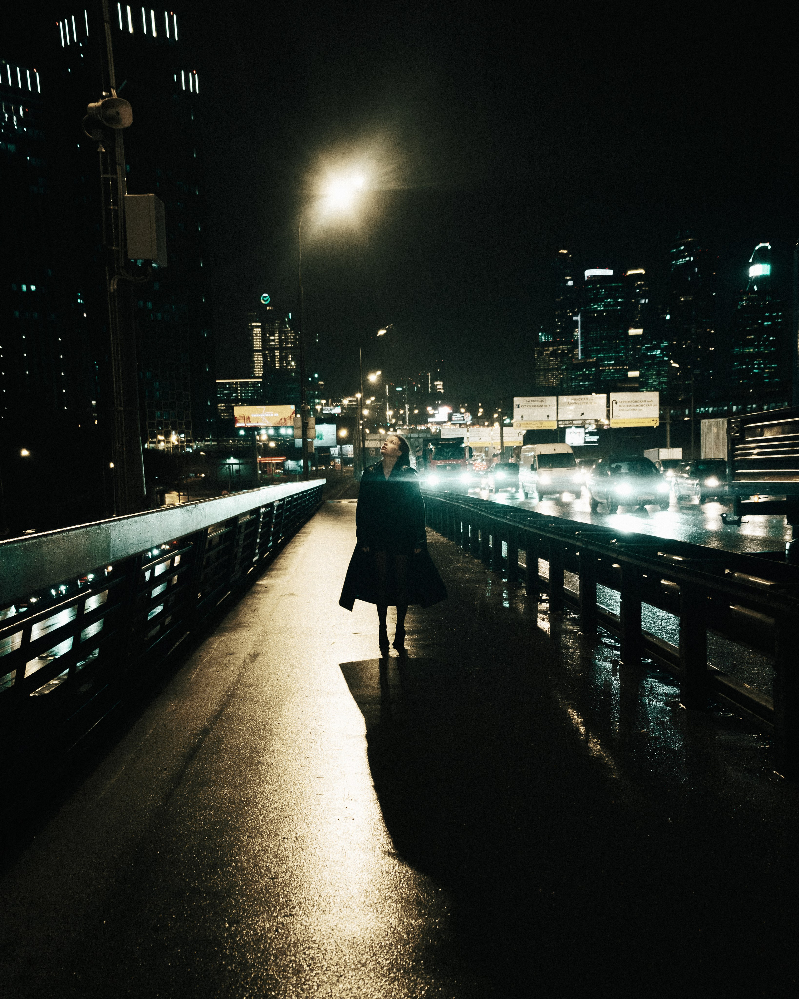 Individuali di ripresa. Fotografo a Mosca con un’atmosfera notturna di foto