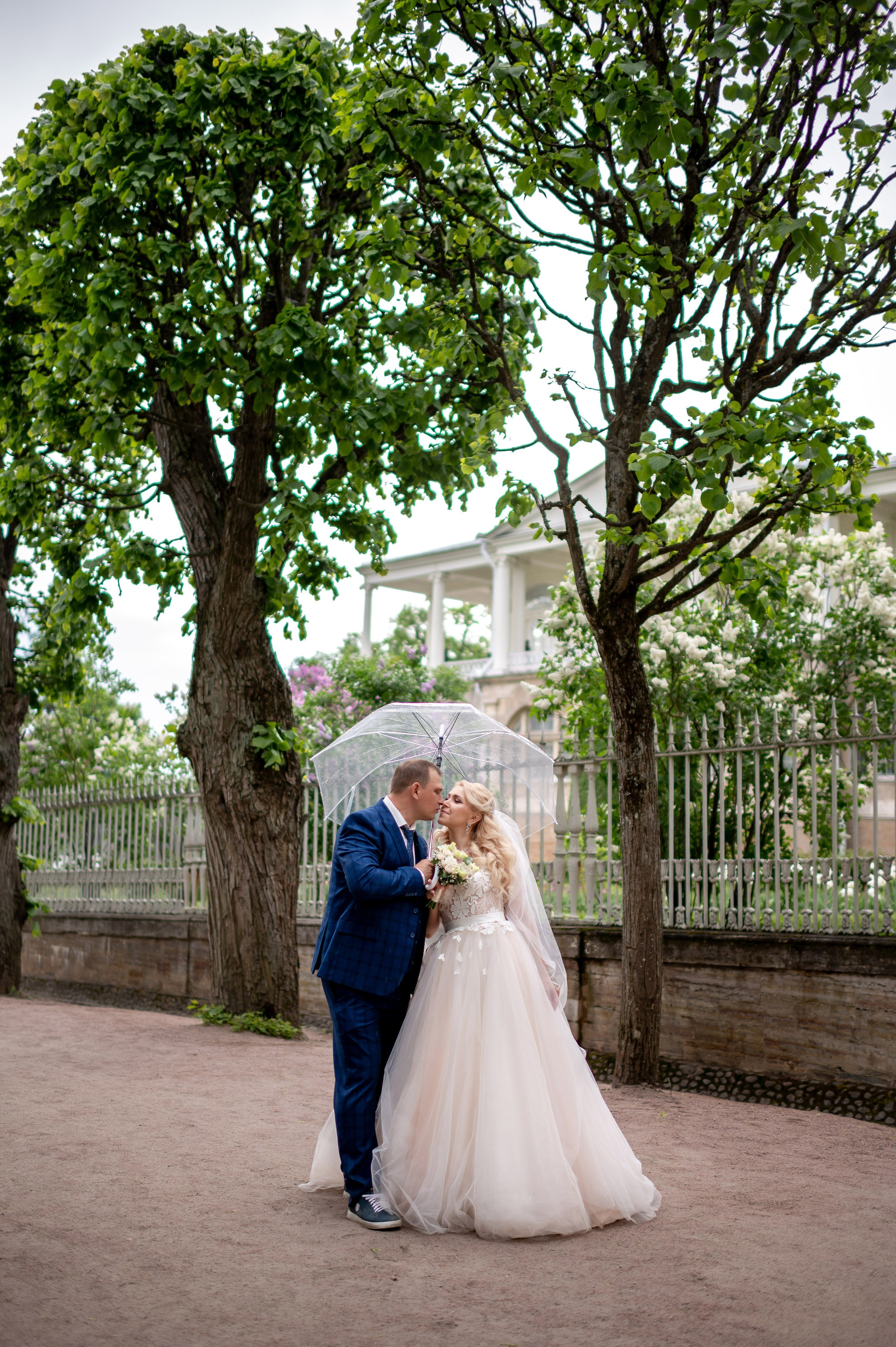 Евгения (фотосессия с малиновым chevrolet camaro, в сирени в Пушкине в Екатерининском парке). Портретный, семейный и свадебный фотограф в Санкт-Петербурге и в Пушкине Ширяев Денис