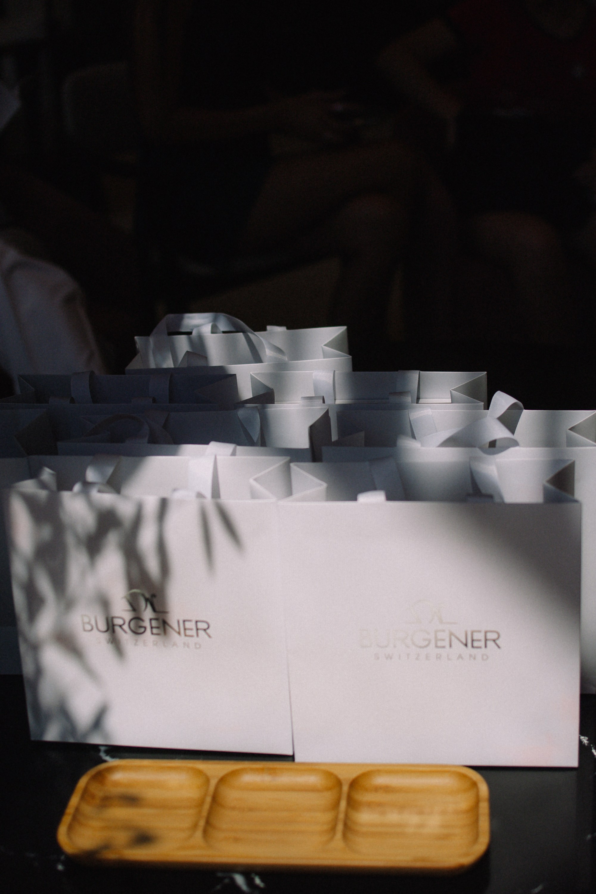 Съемка брендированных подарков и деталей корпоративного стиля для премиум-сегмента.