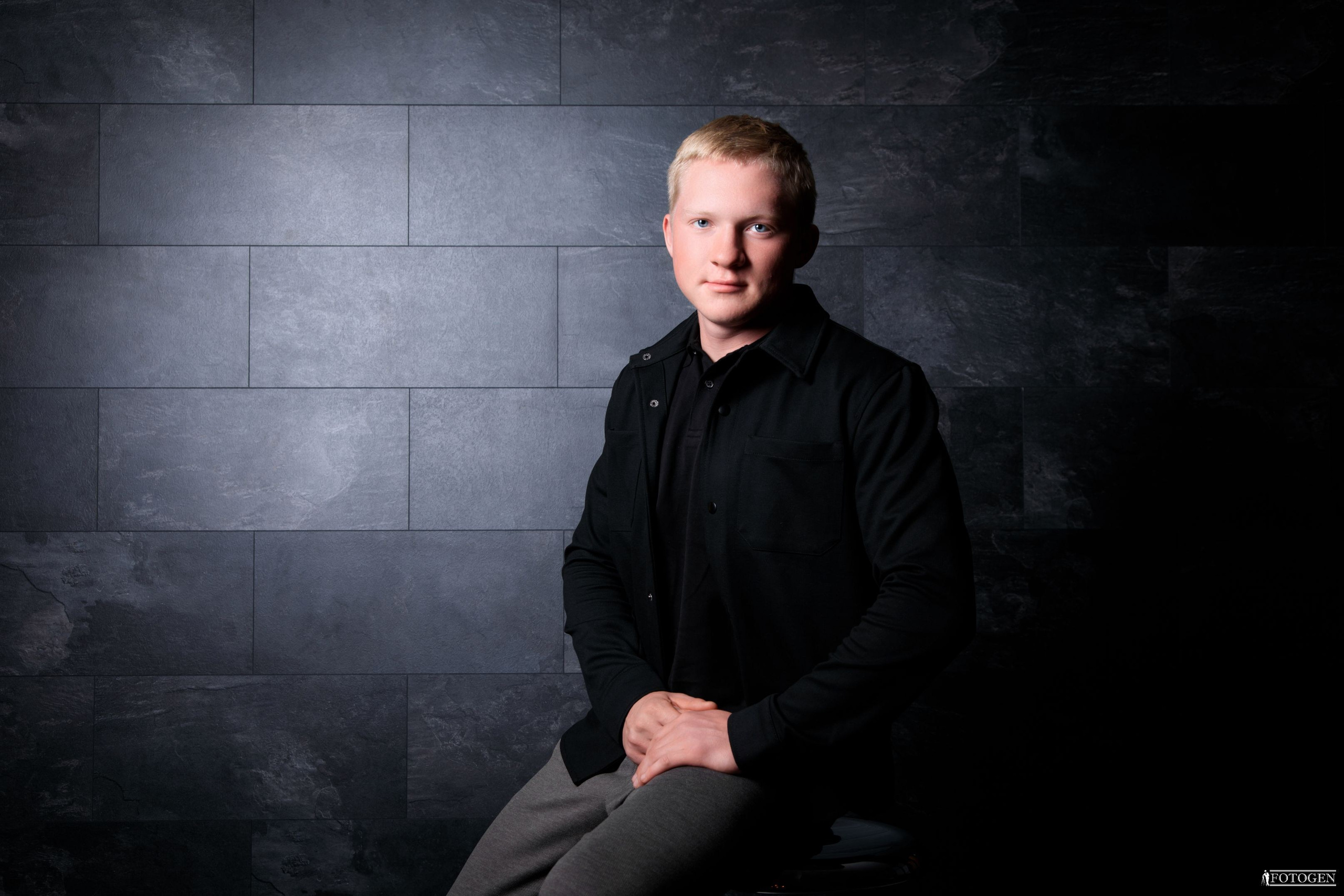 Профессиональная мужская фотосессия в Fotogen: Ваша история в кадре. Интерьерная фотостудия FOTOGEN г. Краснодар