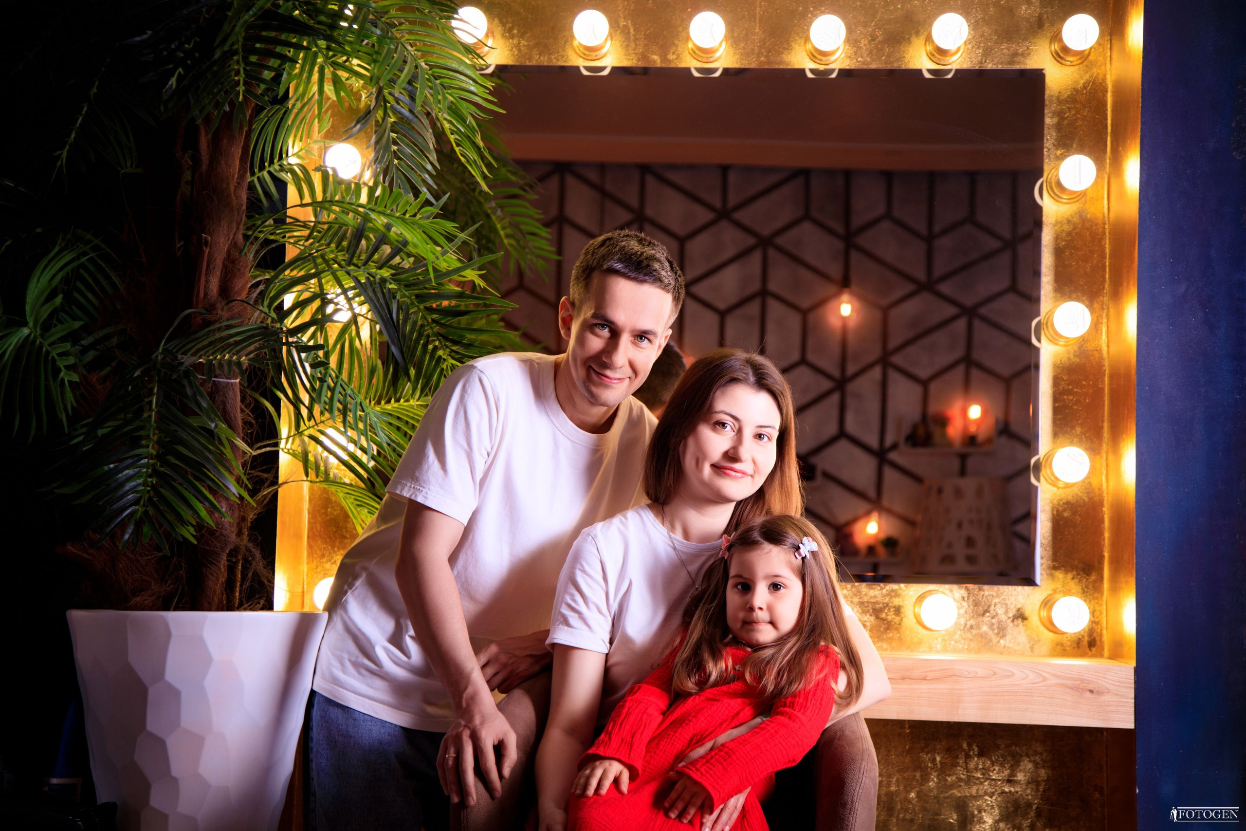 Семейная фотосессия: мама, папа и малыш | Портфолио Fotogen. Интерьерная фотостудия FOTOGEN г. Краснодар