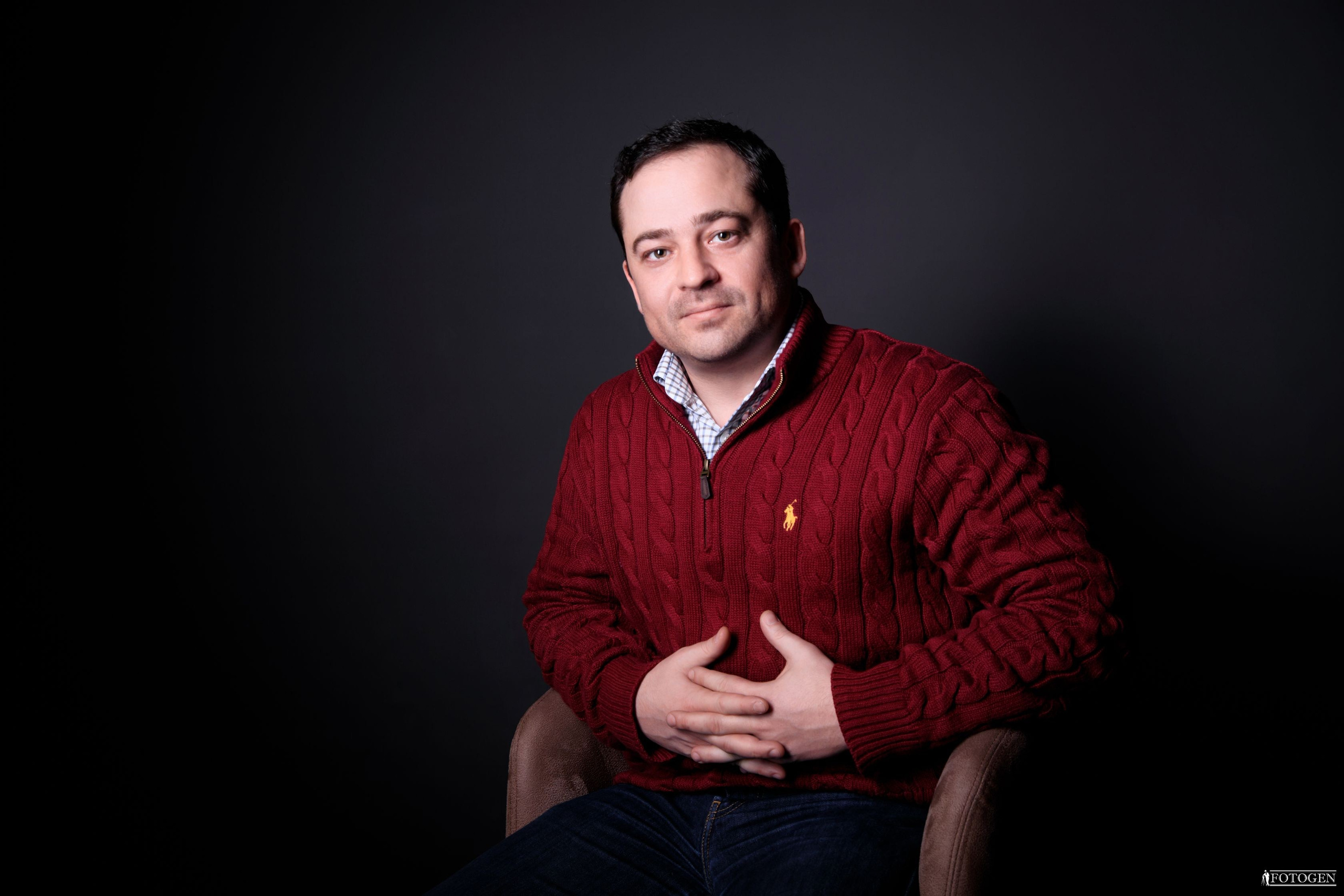 Профессиональная мужская фотосессия в Fotogen: Ваша история в кадре. Интерьерная фотостудия FOTOGEN г. Краснодар