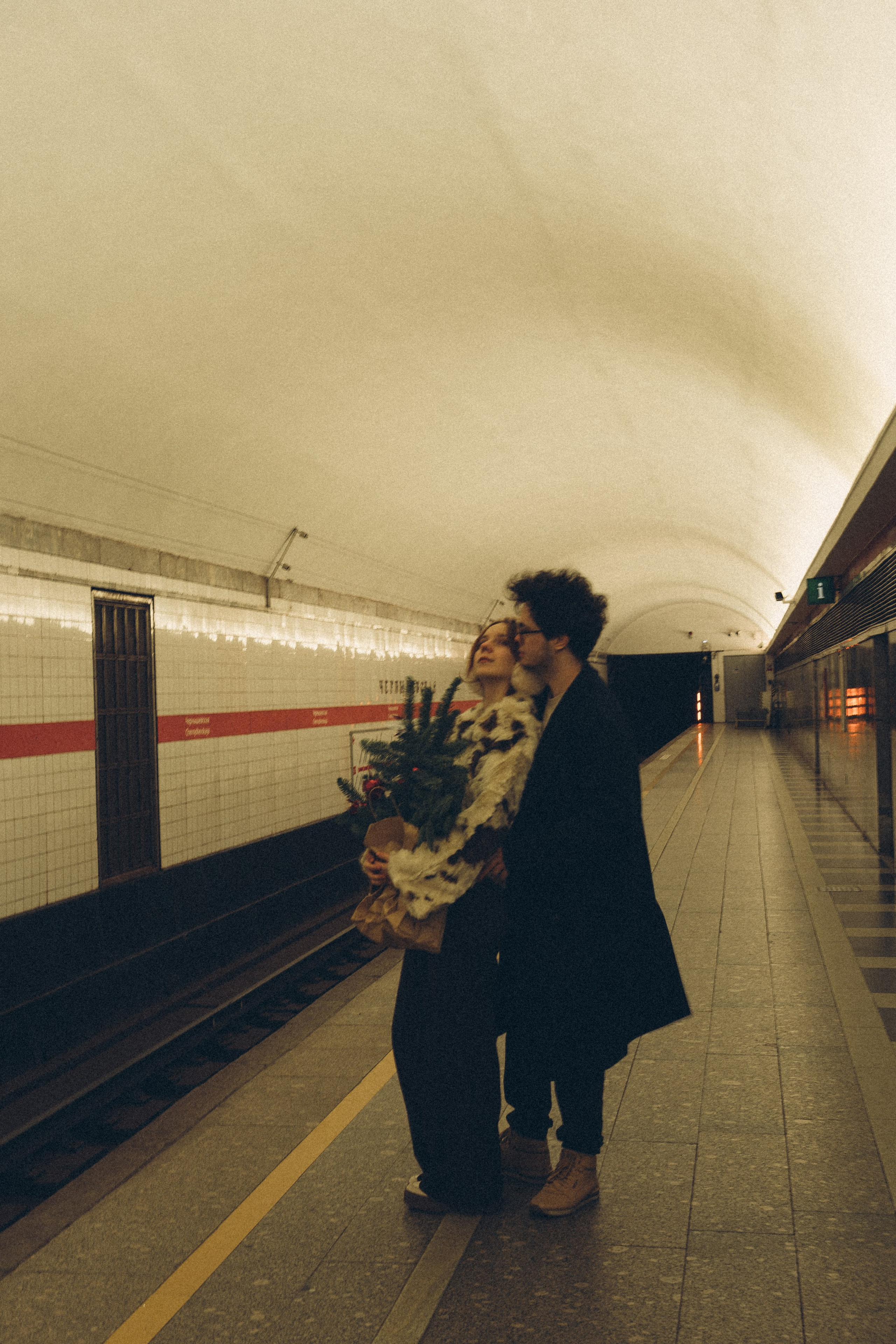НОВОГОДНЯЯ ФОТОСЕСИИЯ ПАРЫ В МЕТРО ЛЮБОВЬ. Профессиональный фотограф, Санкт-Петербург — Виктория Богомолова