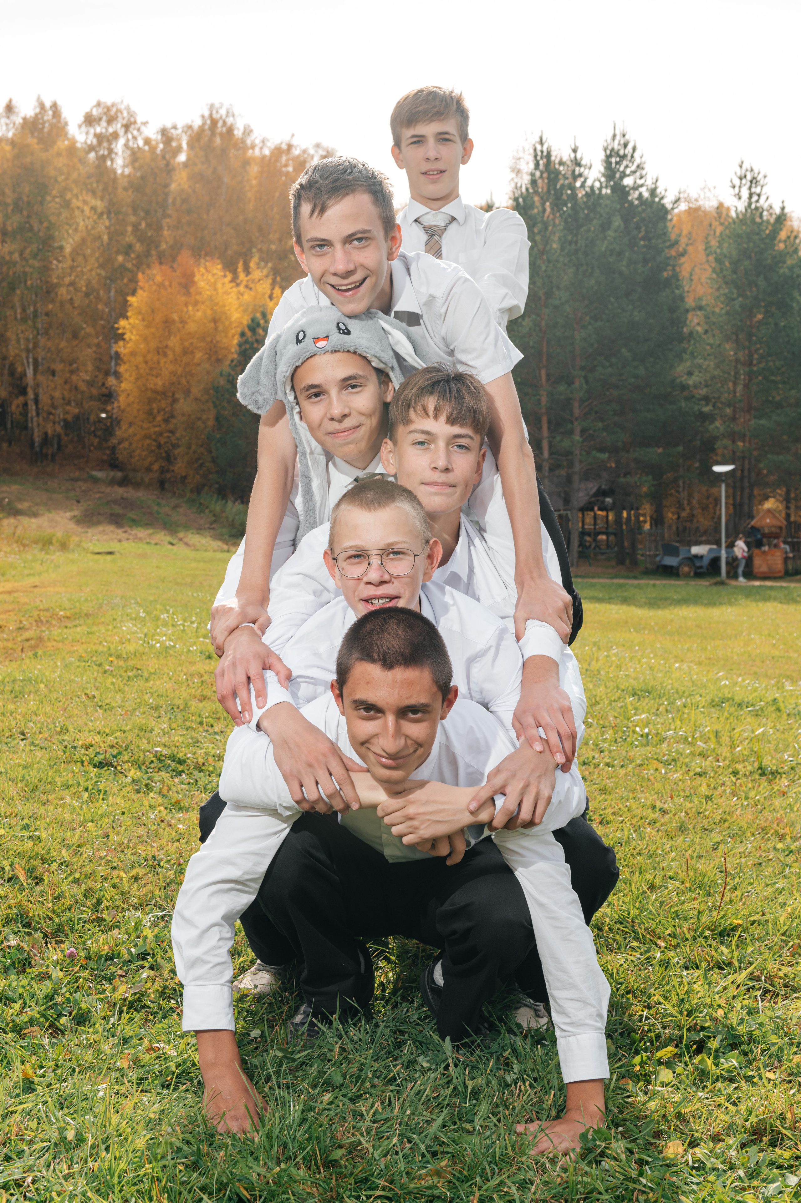 Групповая школьная фотография. Необычная фотография. Школьники. Выпускной альбом. Съёмка выпускного альбома