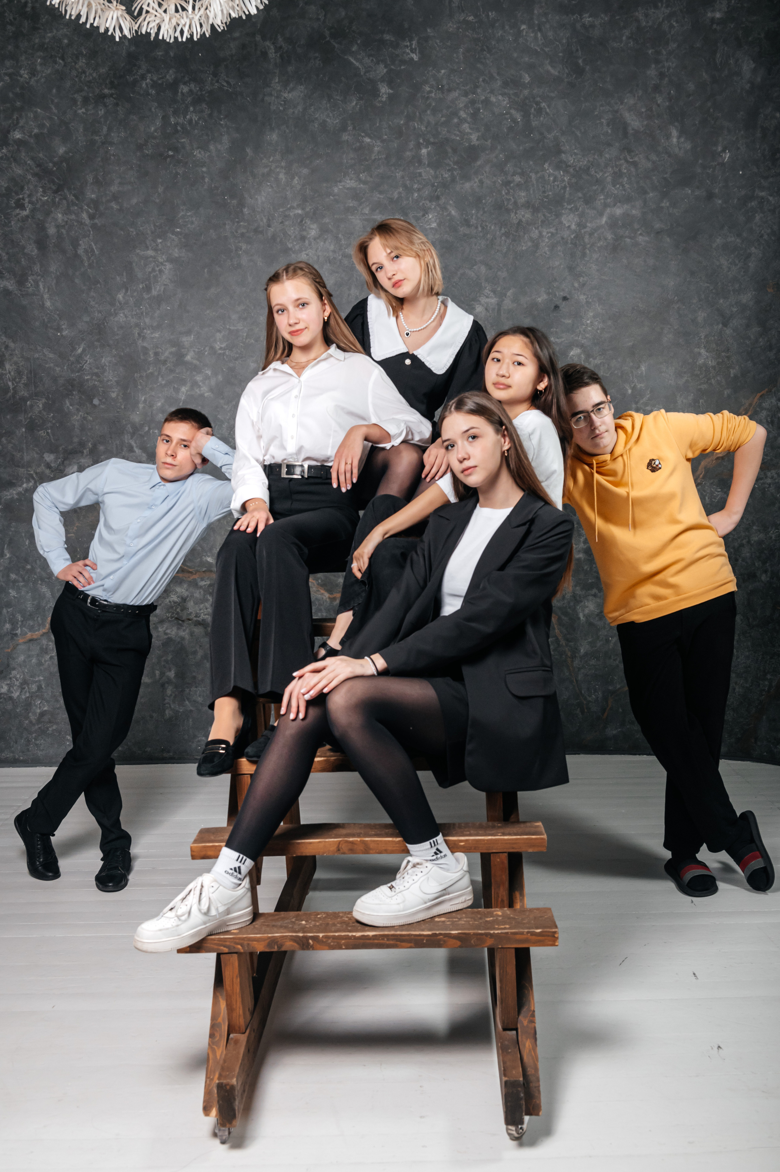 Групповая школьная фотография. Необычная фотография. Школьники. Выпускной альбом. Съёмка выпускного альбома