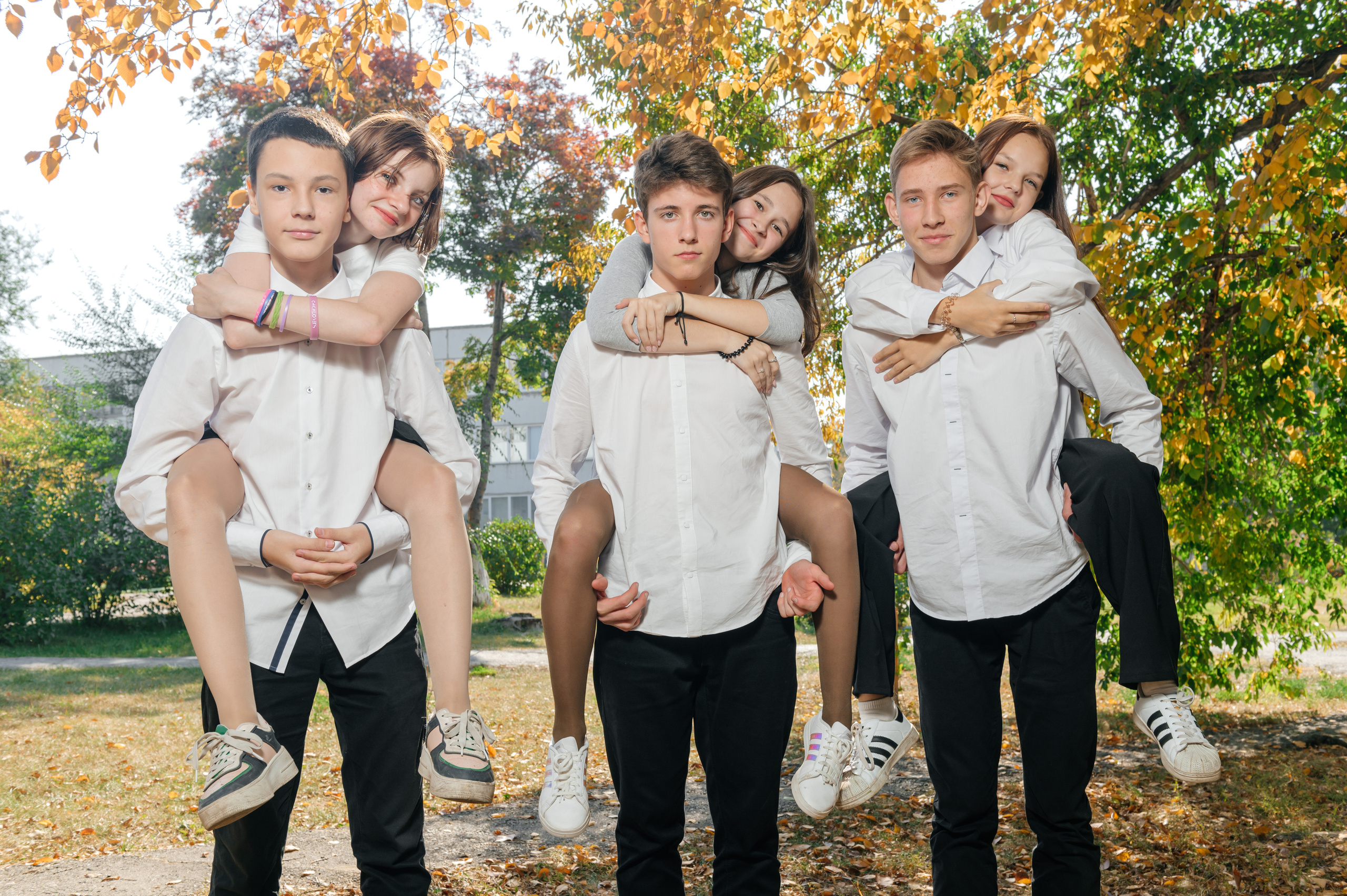 Групповая школьная фотография. Необычная фотография. Школьники. Выпускной альбом. Съёмка выпускного альбома