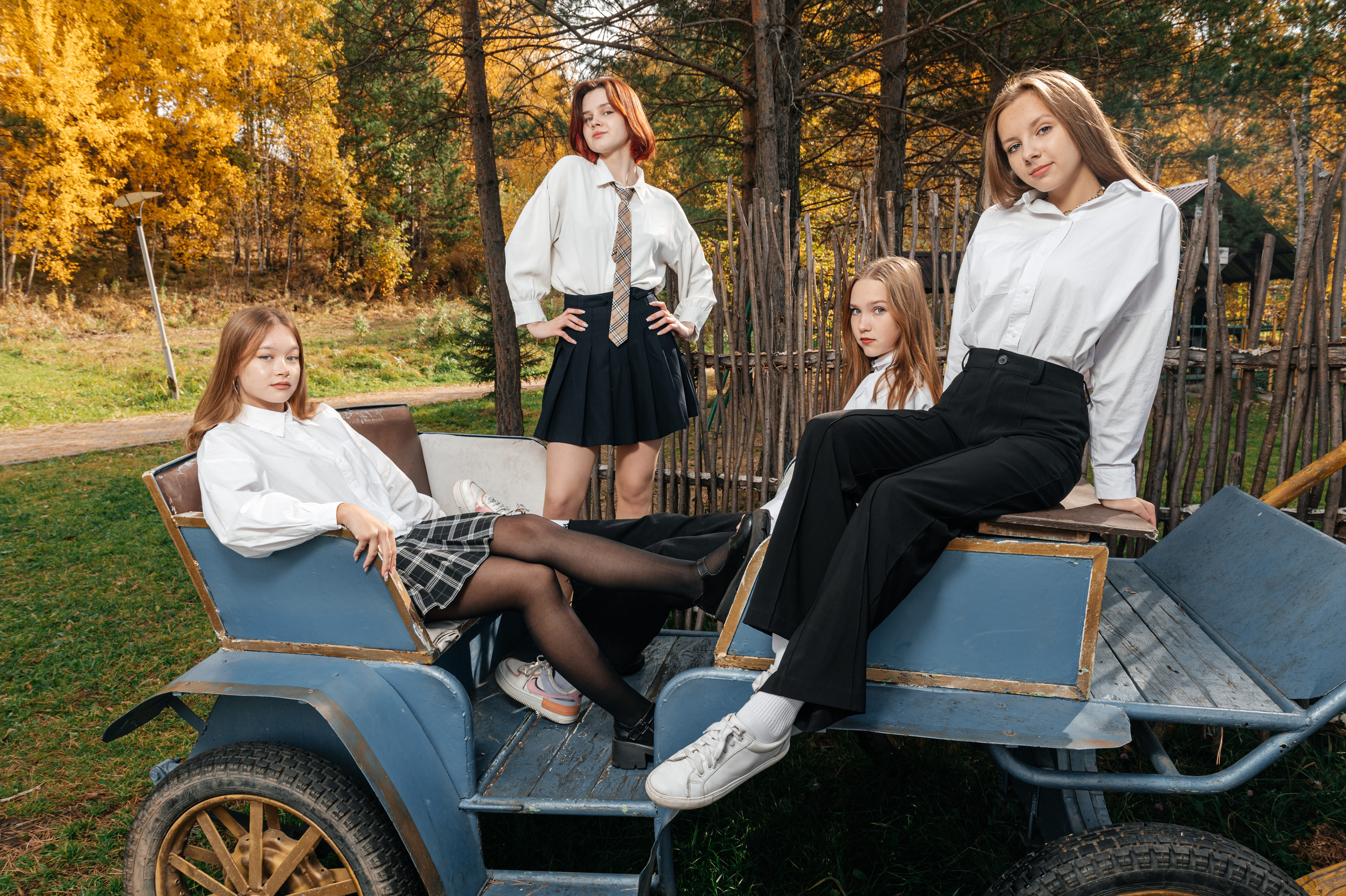 Групповая школьная фотография. Необычная фотография. Школьники. Выпускной альбом. Съёмка выпускного альбома