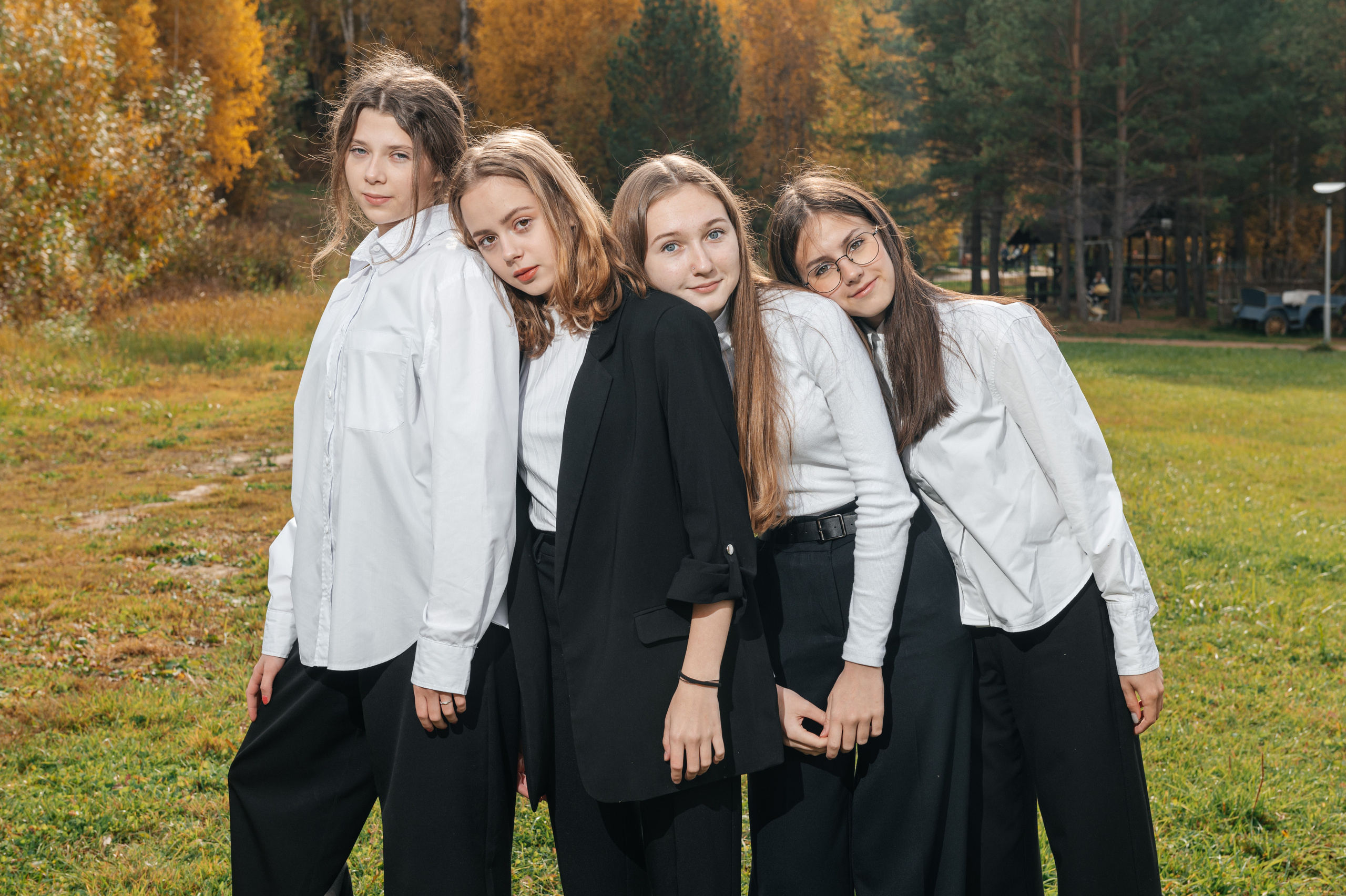 Групповая школьная фотография. Необычная фотография. Школьники. Выпускной альбом. Съёмка выпускного альбома