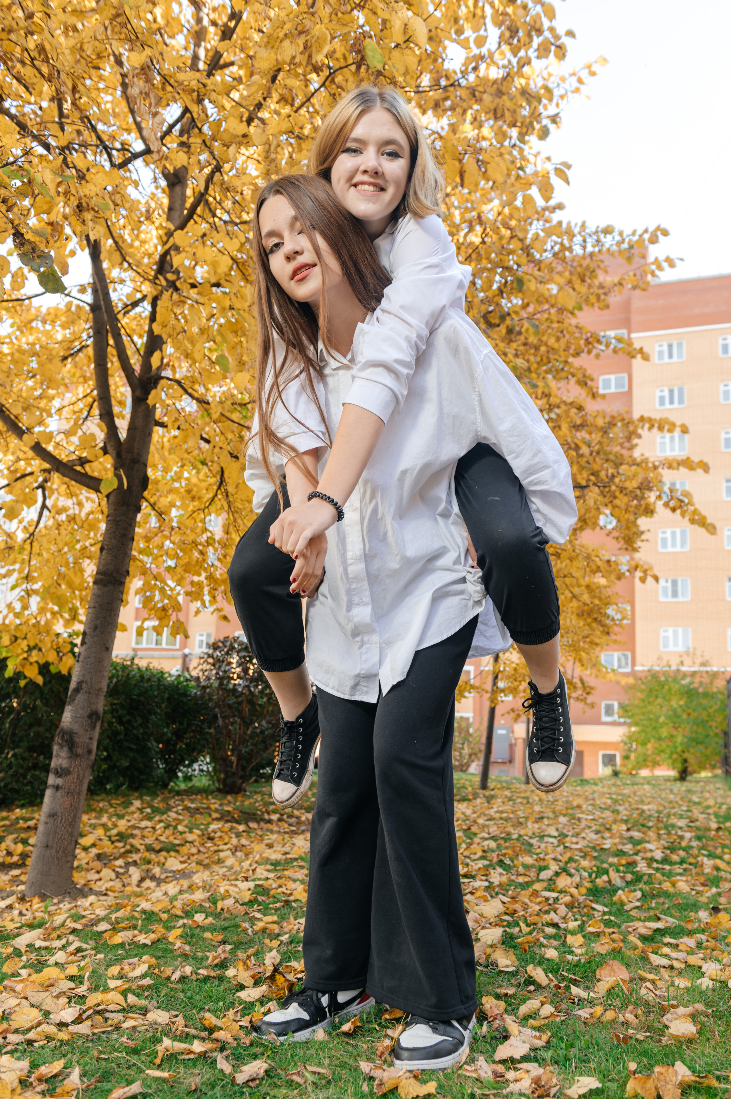 Групповая школьная фотография. Необычная фотография. Школьники. Выпускной альбом. Съёмка выпускного альбома