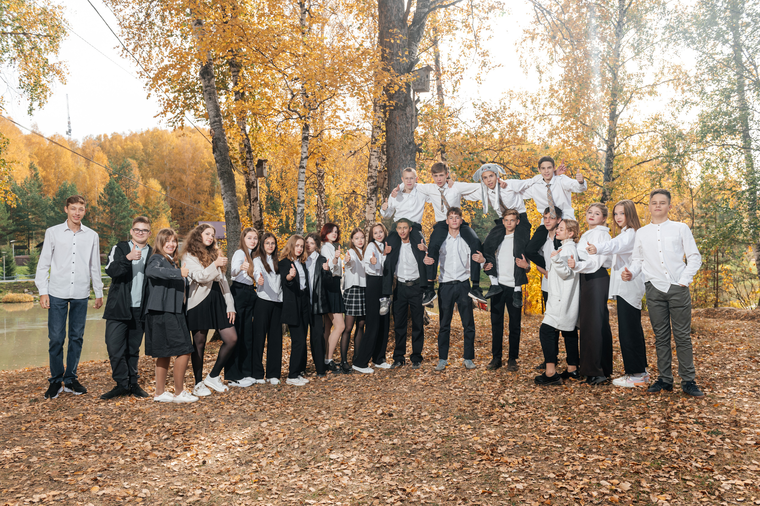 Групповая школьная фотография. Необычная фотография. Школьники. Выпускной альбом. Съёмка выпускного альбома