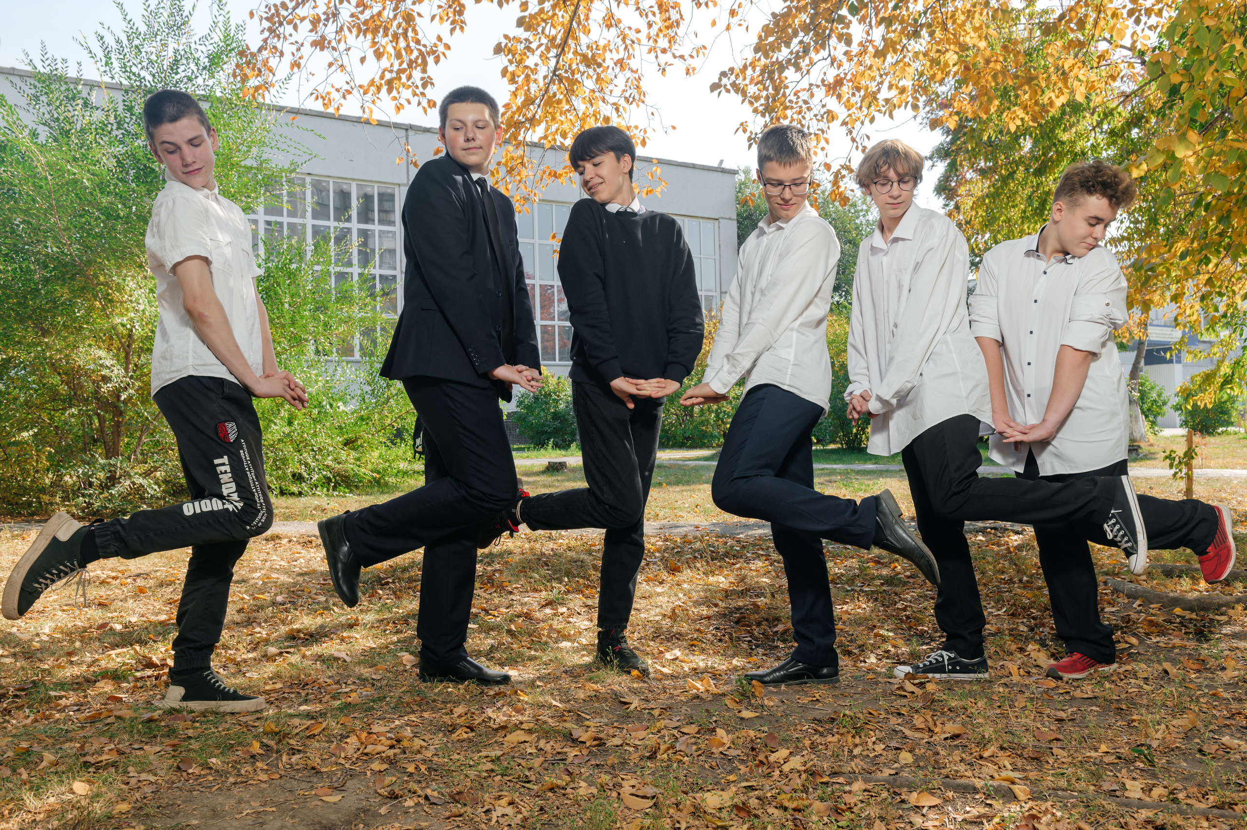 Групповая школьная фотография. Необычная фотография. Школьники. Выпускной альбом. Съёмка выпускного альбома