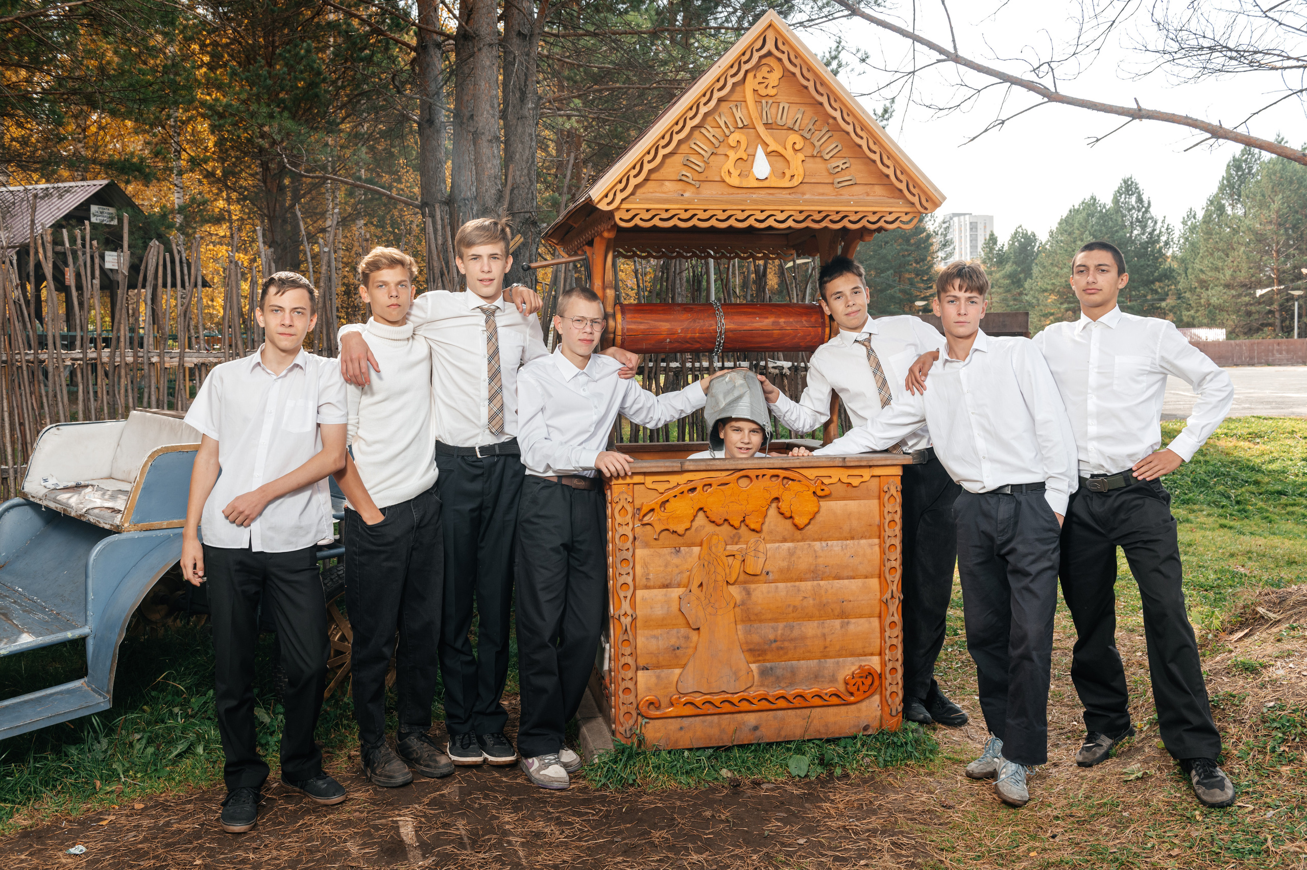 Групповая школьная фотография. Необычная фотография. Школьники. Выпускной альбом. Съёмка выпускного альбома