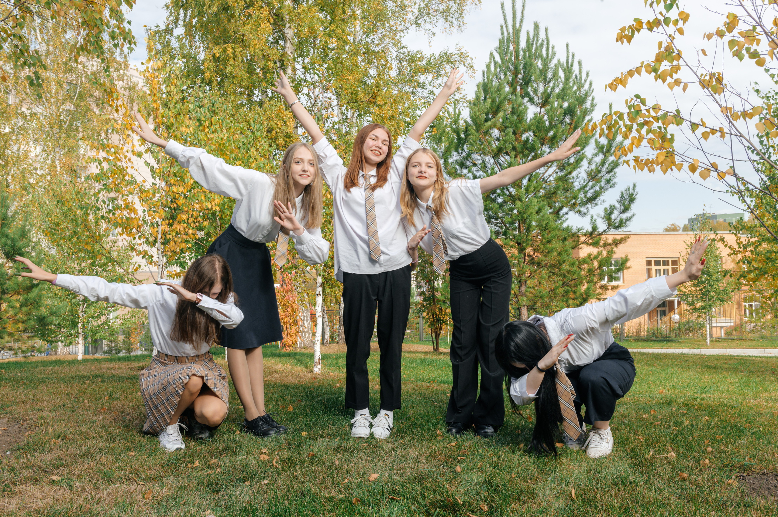 Групповая школьная фотография. Необычная фотография. Школьники. Выпускной альбом. Съёмка выпускного альбома