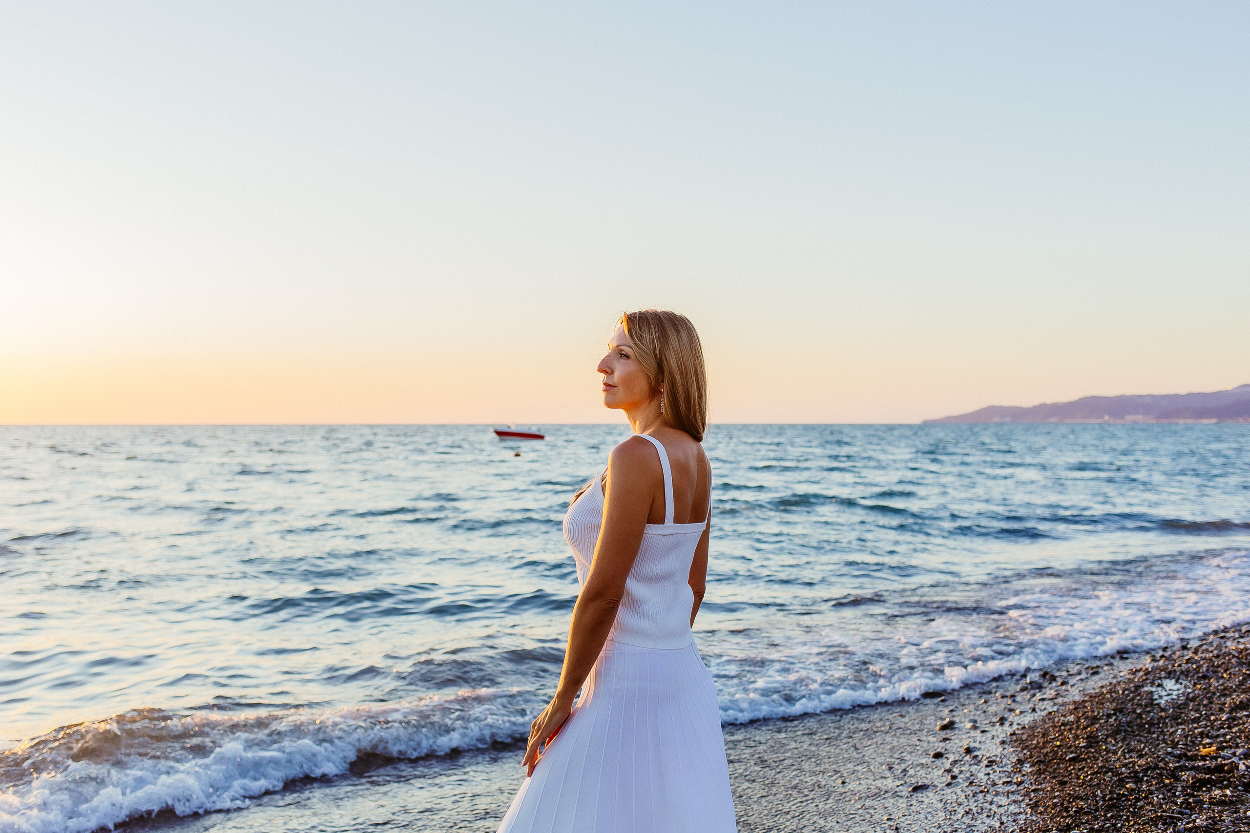 Фотосессия на закате пляж Ривьера Сочи фотограф
