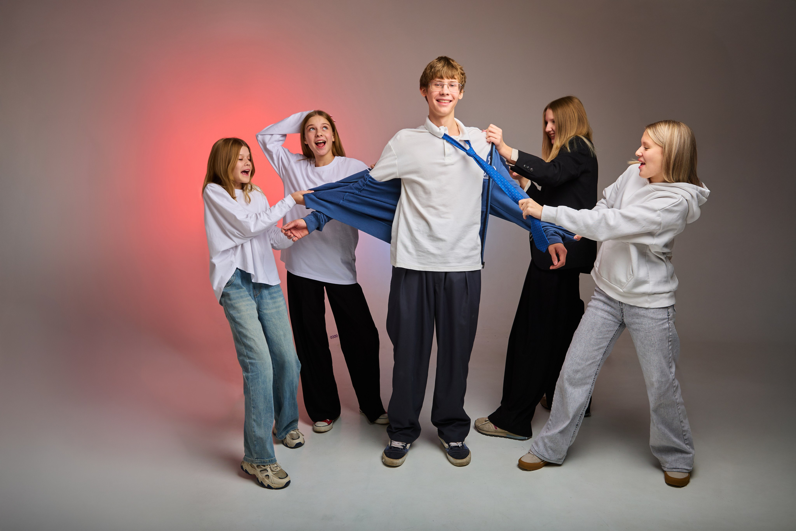 Выпускные альбомы для старшеклассников в Красноярске от AlbomKras 🎓✨. AlbomKras -выпускные альбомы Красноярска с авторским дизайном и качественной фотосъемкой! ⭐⭐⭐⭐⭐ 5.0