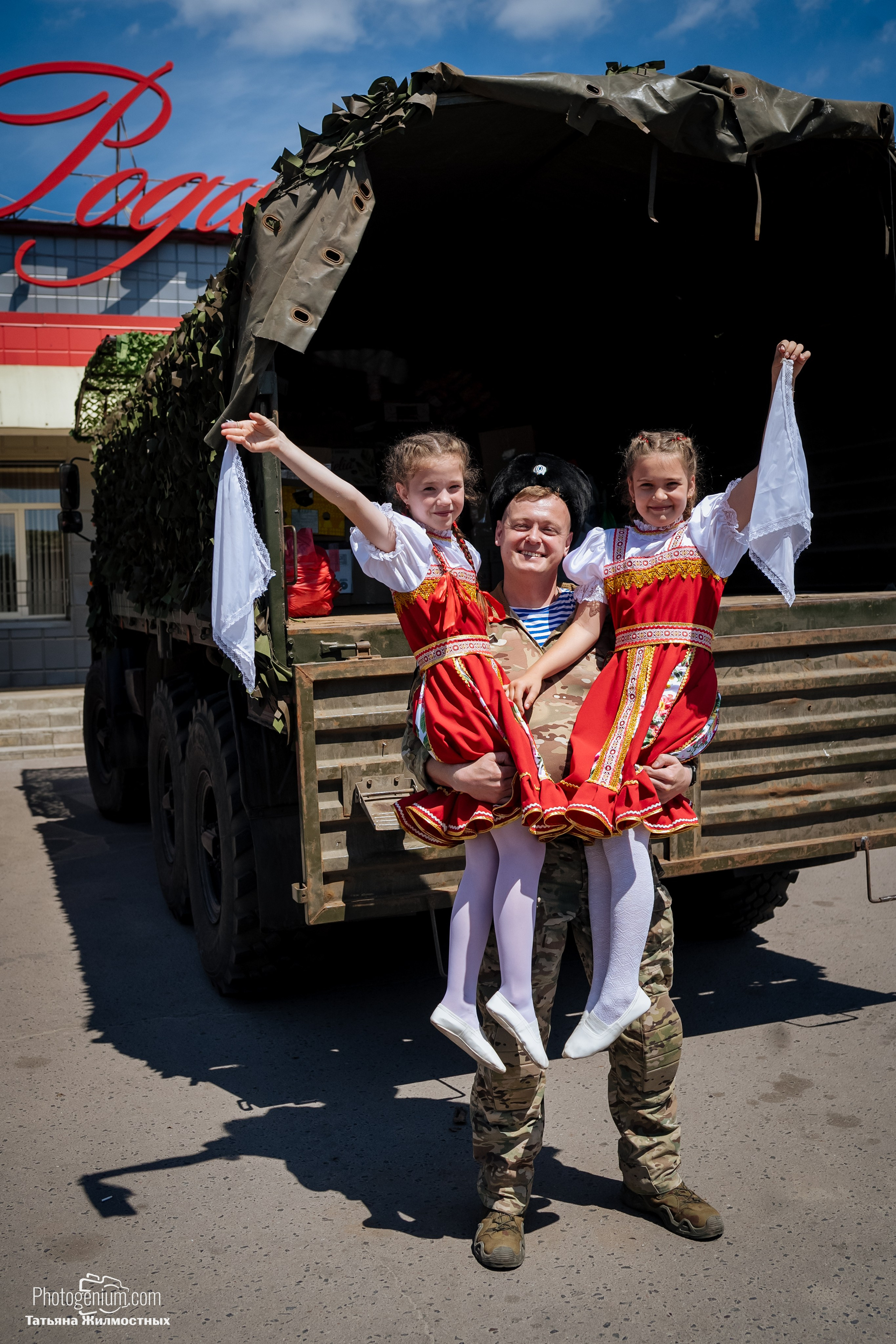 8 июня «Патриоты из Курска» сбор гуманитарной помощи у кинотеатра «Родина». Фотограф Нижний Новгород Татьяна Кейод