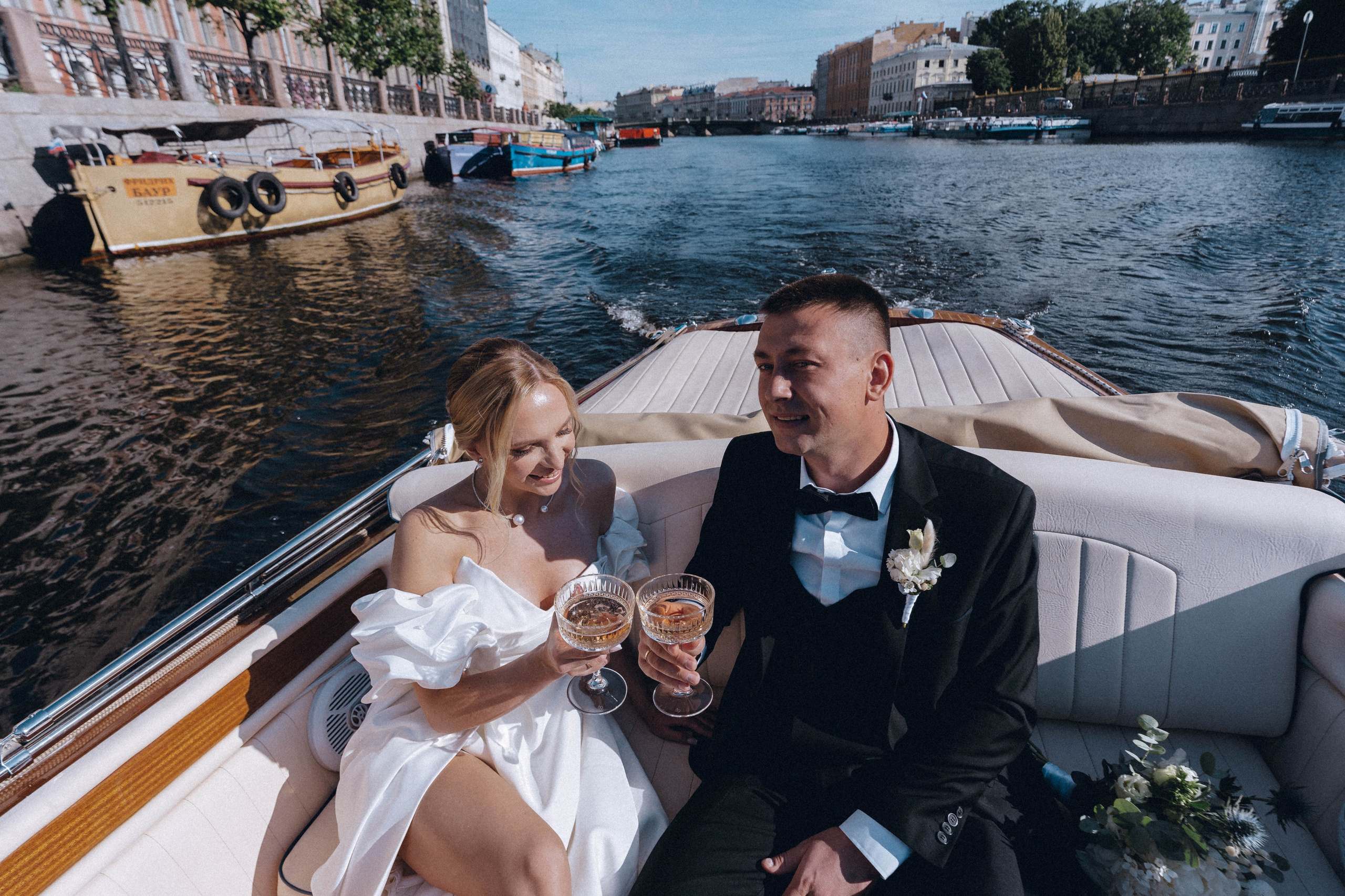 СВАДЕНБНАЯ СЬЕМКА НА КАТЕРЕ ПО КАНАЛАМ САНКТ-ПЕТЕРБУРГА И В АКВАТОРИИ НЕВЫ. Профессиональный фотограф, Санкт-Петербург — Виктория Богомолова