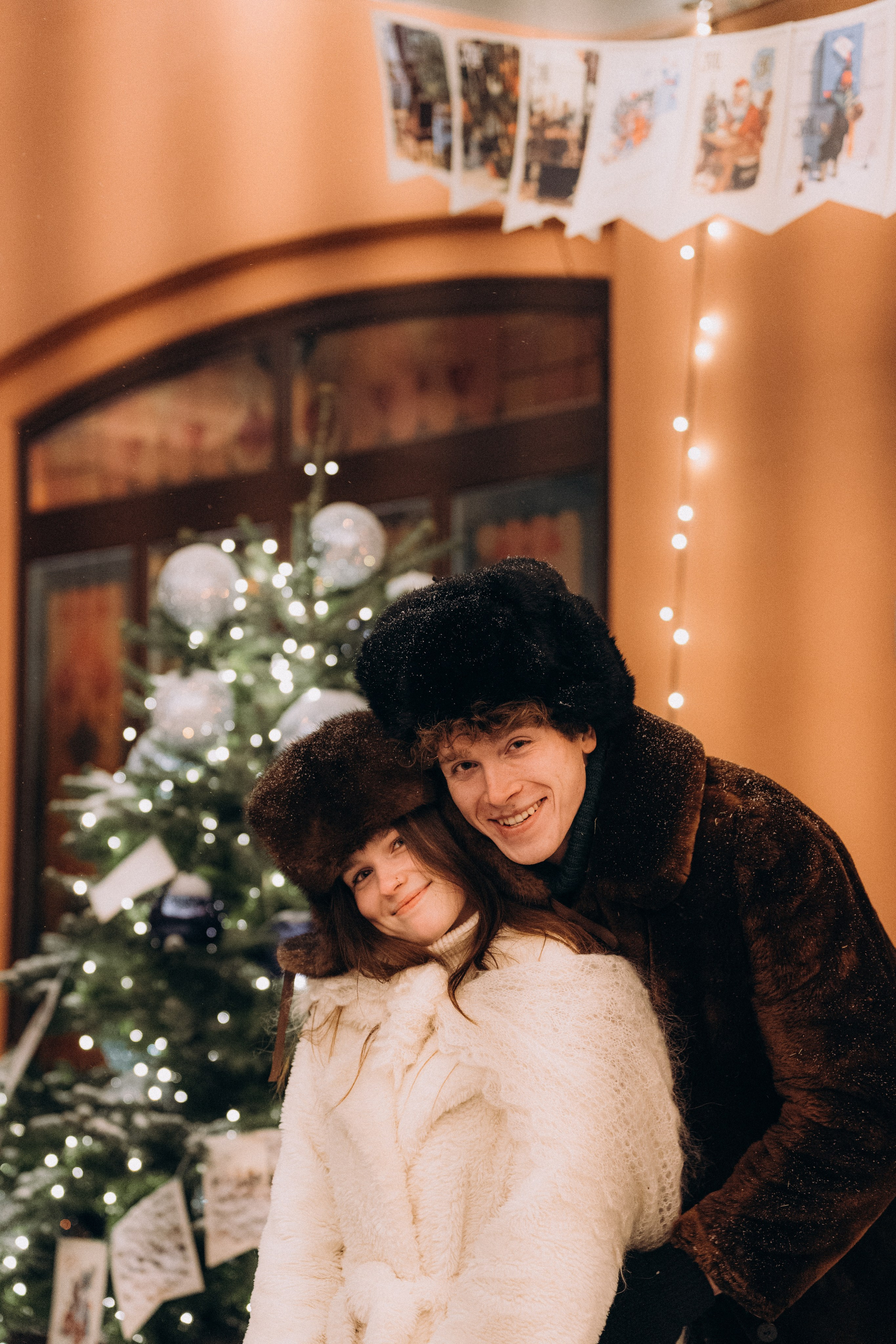 НОВОГОДНЯЯ ПРОГУЛКА ПАРЫ ПО ЧЕРНЫШЕВСКОЙ ПЕРЕД НОВЫМ ГОДОМ. Профессиональный фотограф, Санкт-Петербург — Виктория Богомолова