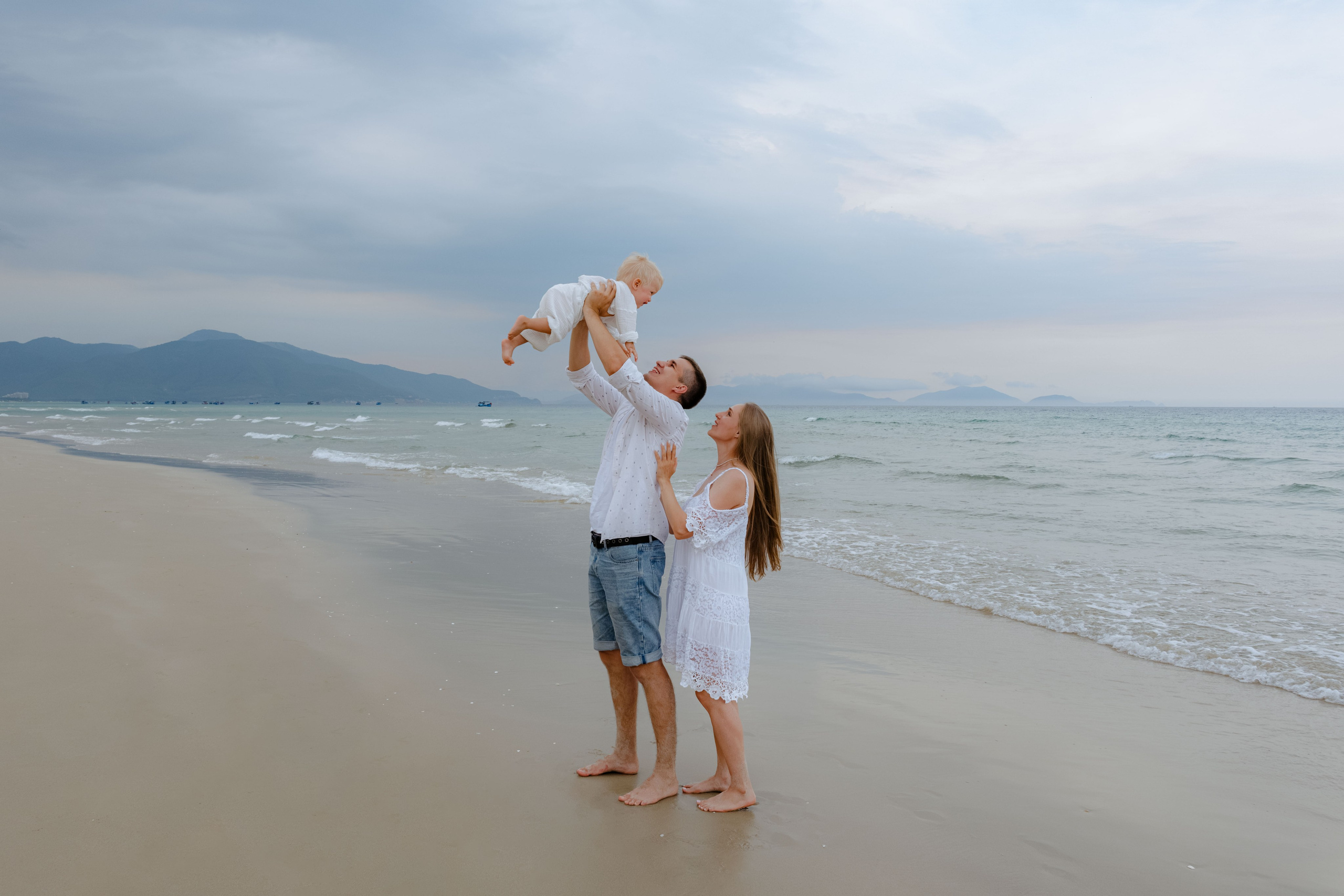 Mother and daughters. Portrait photographer Nha Trang | Julia Meshanina