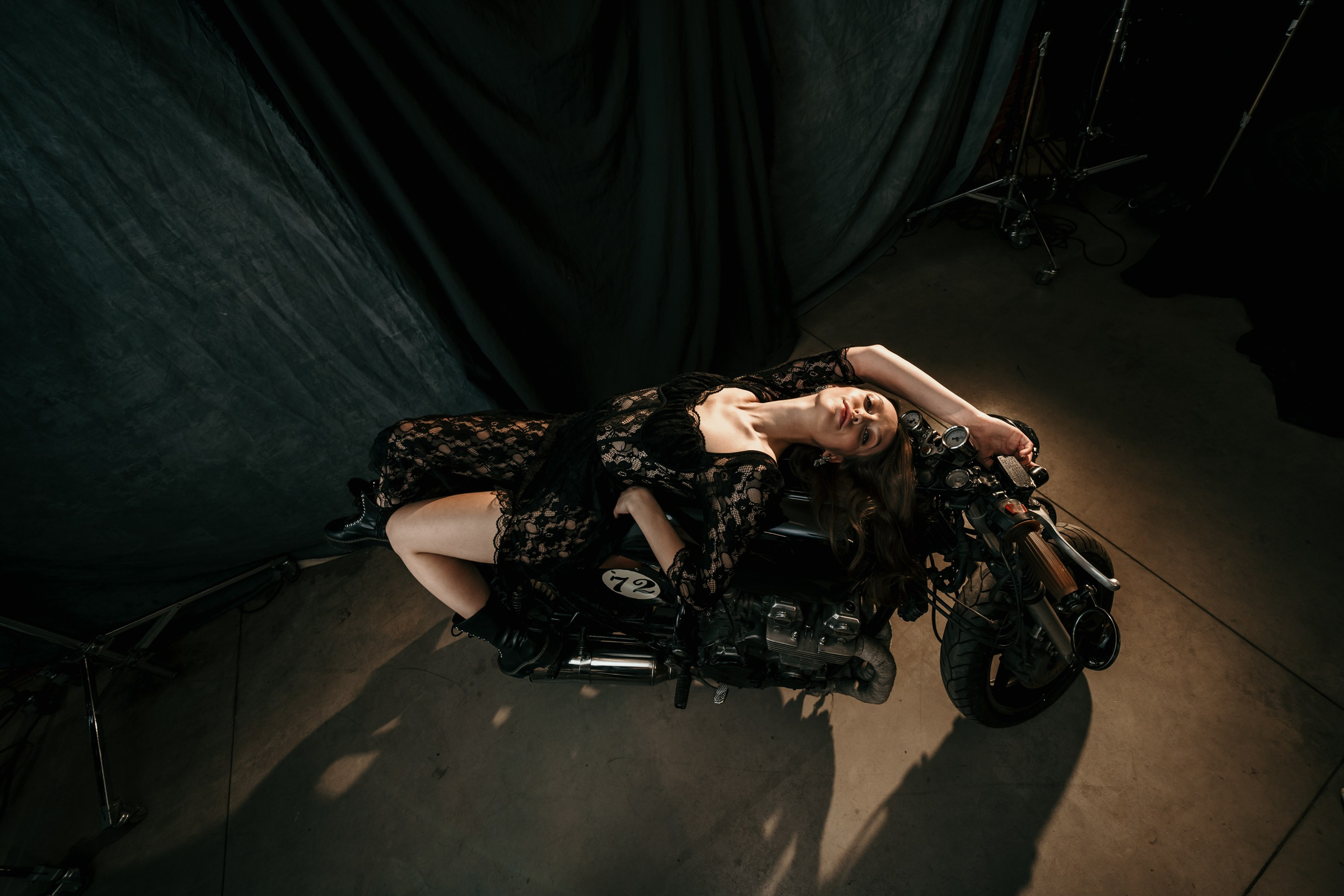 Девушки-байкеры — Фотосессия с мотоциклом в Питере. Свадебный, семейный, портретный, репортажный фотограф в Санкт-Петербурге