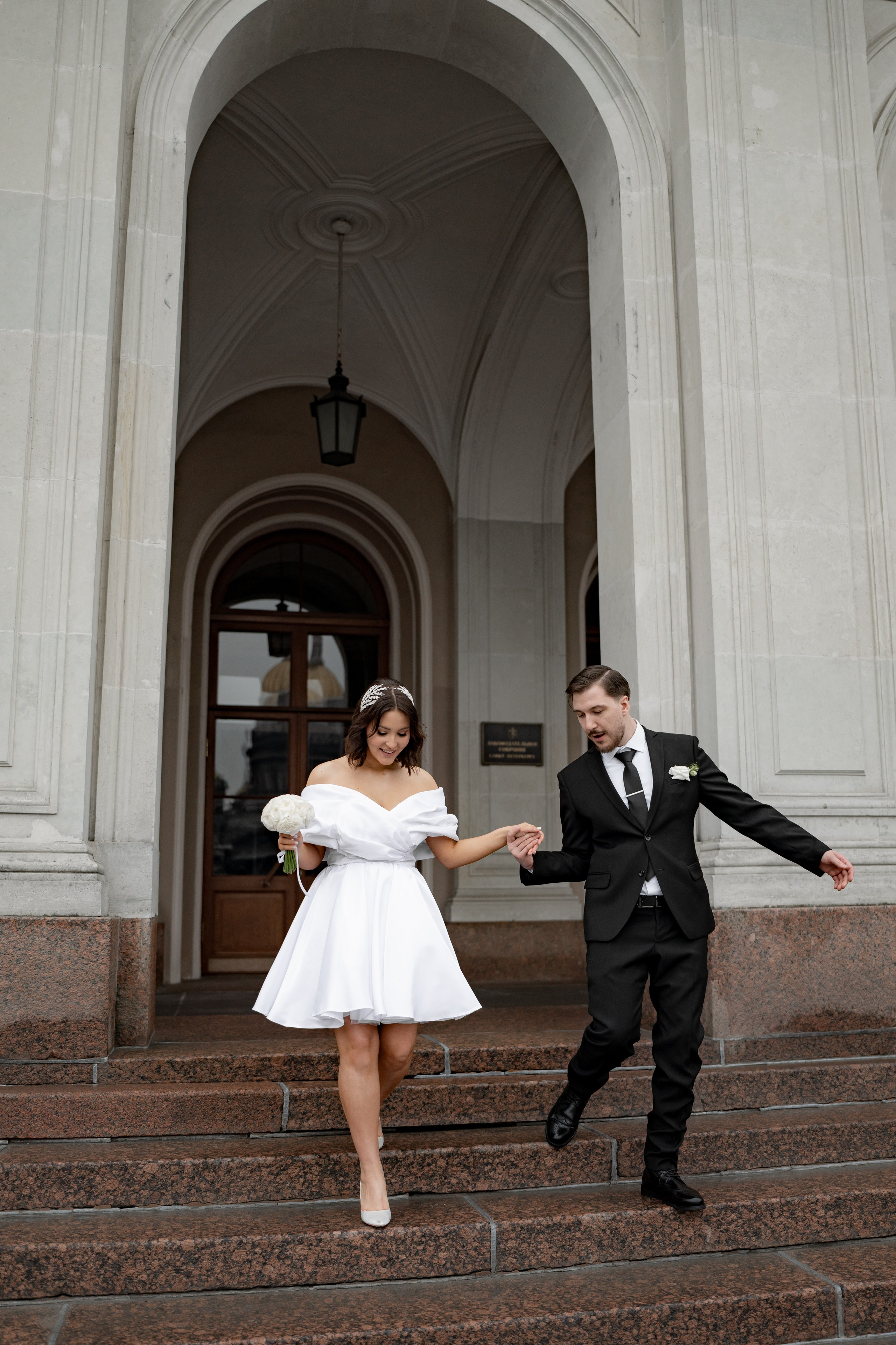 Свадебная фотосессия на Вокзале и рядом с Исаакиевским собором. Свадебный фотограф Александр Невский в Санкт-Петербурге