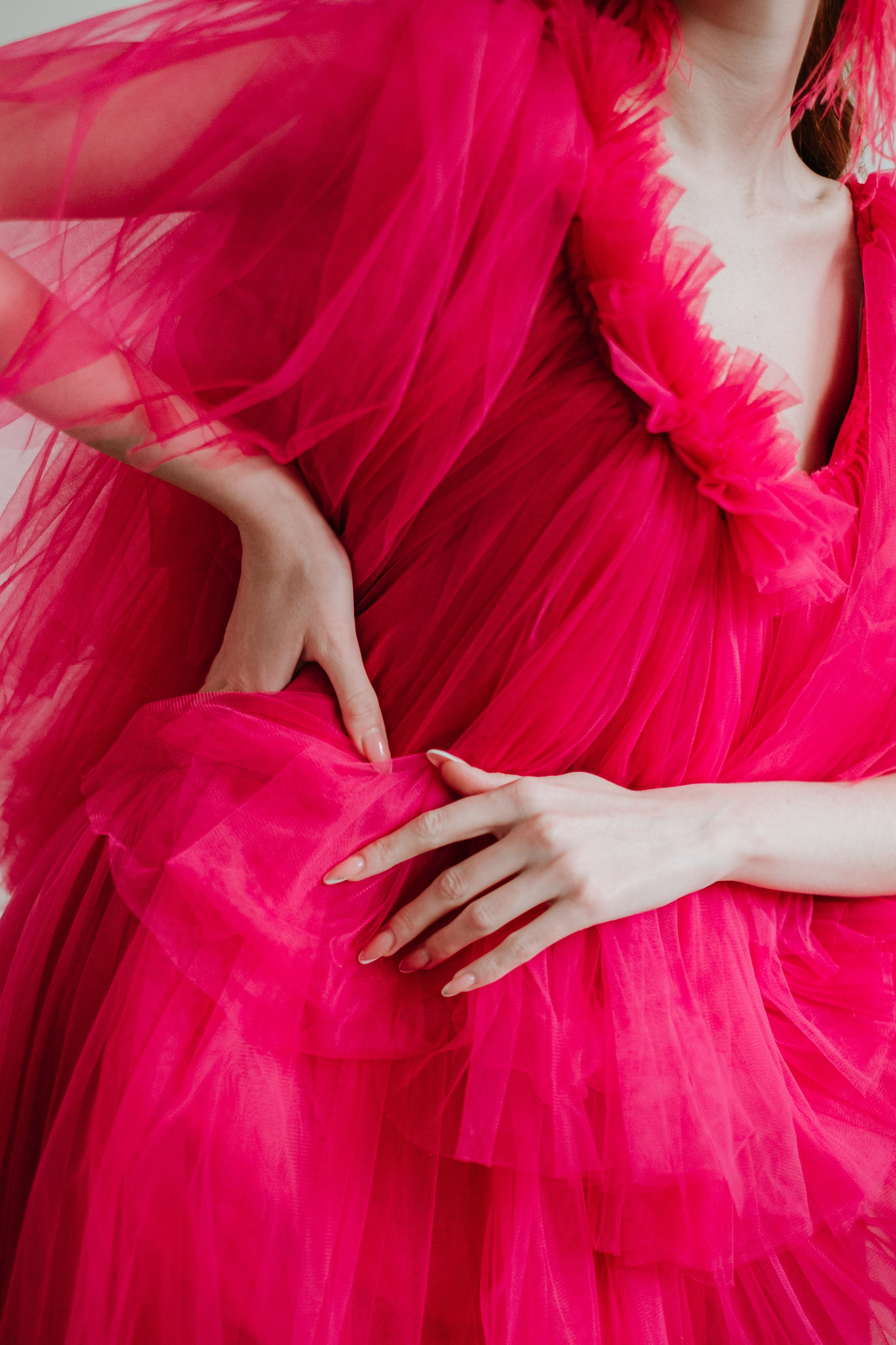 Студийная фотосессия в Москве, с красивым платьем цвета фуксии