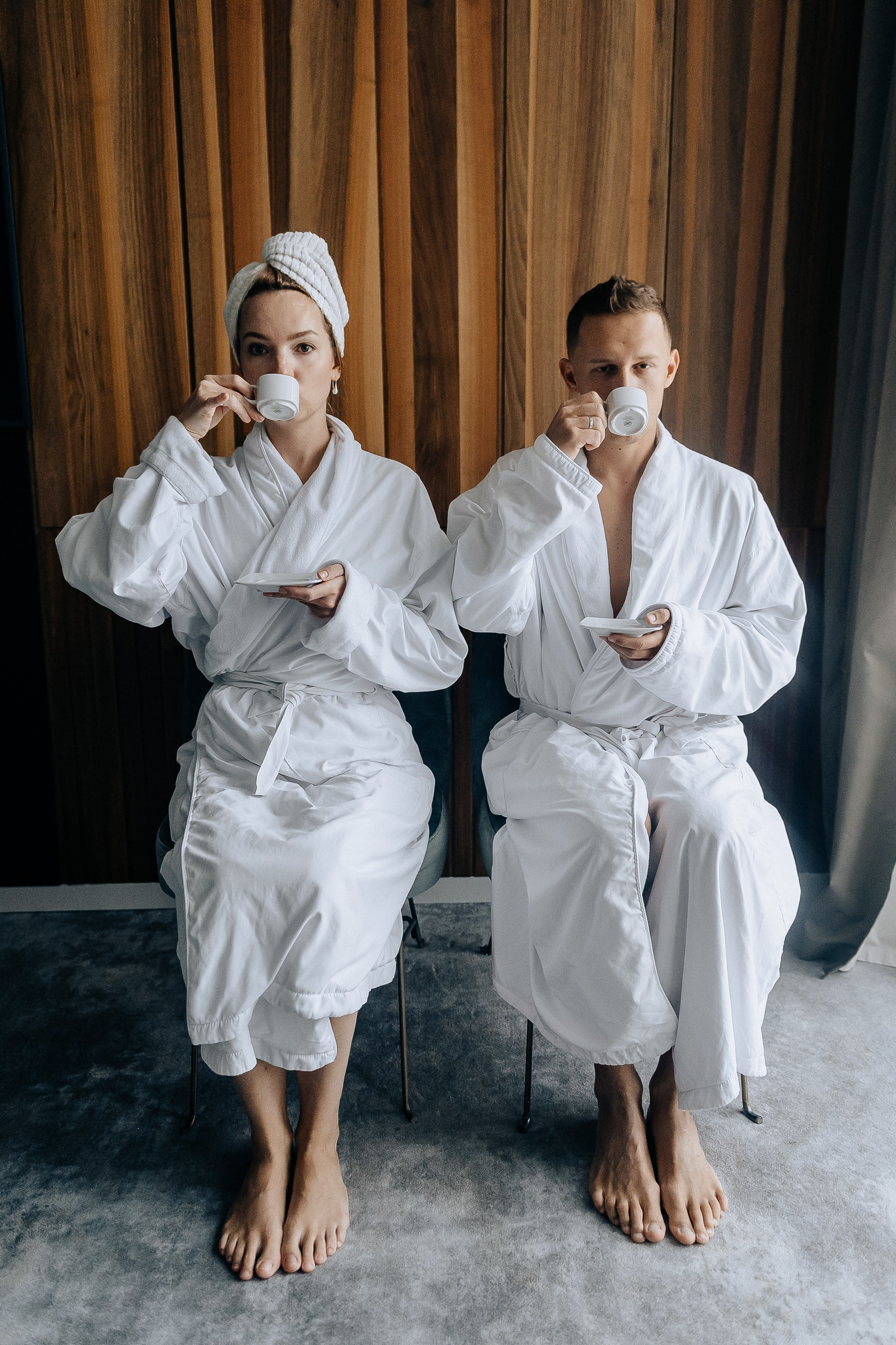 Свадебный кадр в номере отеля Movenpick