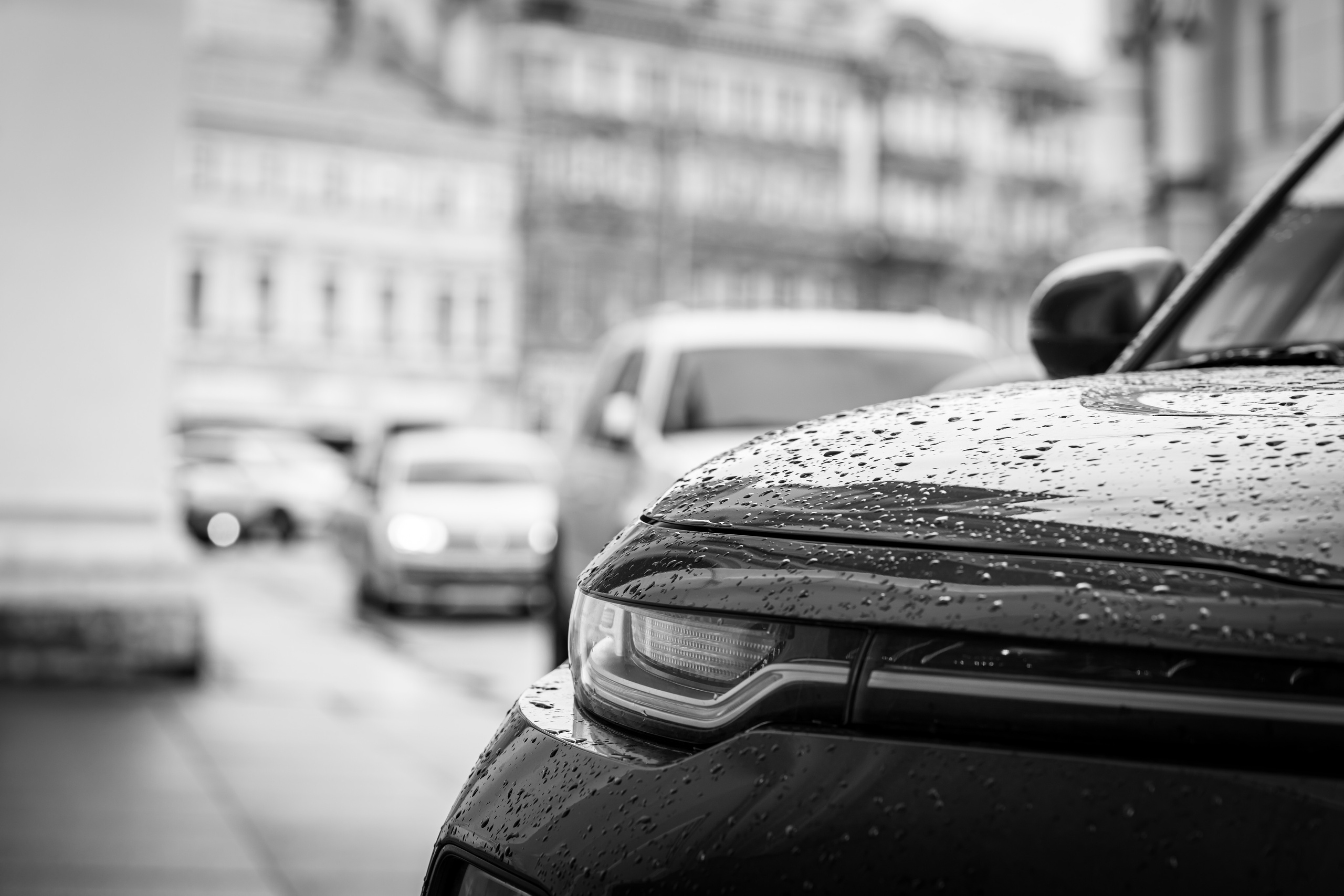 Машина в каплях дождя на улице в Питере